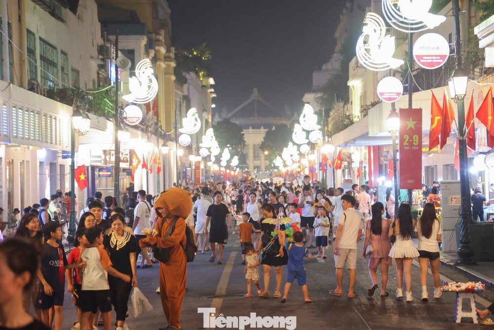 Ngoài phố Hàng Bài, du khách cũng có thể đến một số tuyến phố lớn quanh khu vực Hồ Gươm như Tràng Tiền, Đinh Tiên Hoàng… trong dịp Noel để cảm nhận không khí nhộn nhịp và chụp ảnh “sống ảo”. Ngoài phố Hàng Bài, du khách cũng có thể đến một số tuyến phố lớn quanh khu vực Hồ Gươm như Tràng Tiền, Đinh Tiên Hoàng… trong dịp Noel để cảm nhận không khí nhộn nhịp và chụp ảnh “sống ảo”.