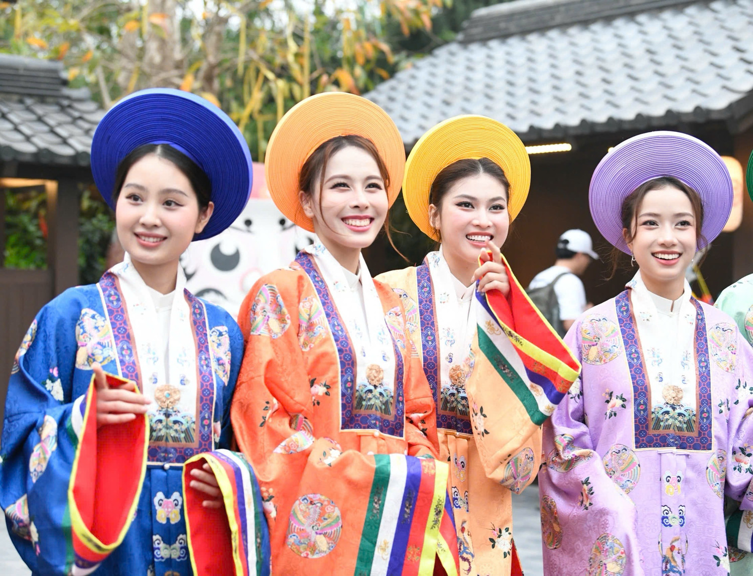 Các người đẹp tham quan bảo tàng Nhật Bản, cùng làm bánh, cắm hoa và tìm hiểu những nét văn hóa đặc sắc của đất nước mặt trời mọc. Các người đẹp tham quan bảo tàng Nhật Bản, cùng làm bánh, cắm hoa và tìm hiểu những nét văn hóa đặc sắc của đất nước mặt trời mọc.