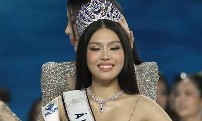 Nguyễn Hoàng Phương Linh và Đỗ Cẩm Ly trong phần debate của top 2.