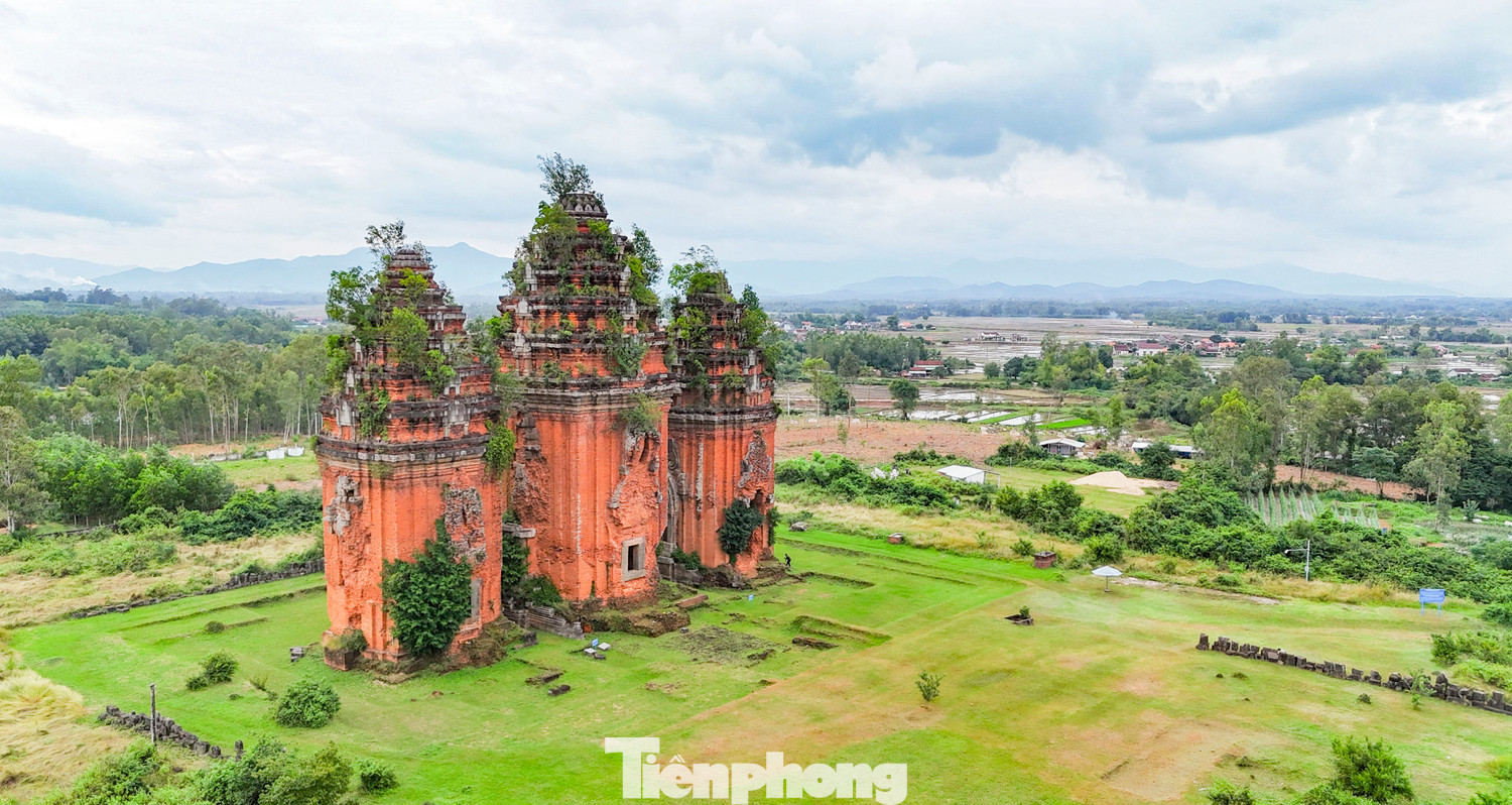 Các cụm tháp chính hiện còn đến ngày nay gồm có tháp Cánh Tiên, tháp Phú Lộc, tháp Dương Long, tháp Bình Lâm, tháp Thủ Thiện, tháp Đôi, tháp Bánh Ít và nhiều phế tích tháp khác. Trong đó, Dương Long là tòa tháp gạch cổ có chiều cao cao nhất khu vực Đông Nam Á. Ảnh: Nguyễn Gia. Các cụm tháp chính hiện còn đến ngày nay gồm có tháp Cánh Tiên, tháp Phú Lộc, tháp Dương Long, tháp Bình Lâm, tháp Thủ Thiện, tháp Đôi, tháp Bánh Ít và nhiều phế tích tháp khác. Trong đó, Dương Long là tòa tháp gạch cổ có chiều cao cao nhất khu vực Đông Nam Á. Ảnh: Nguyễn Gia.