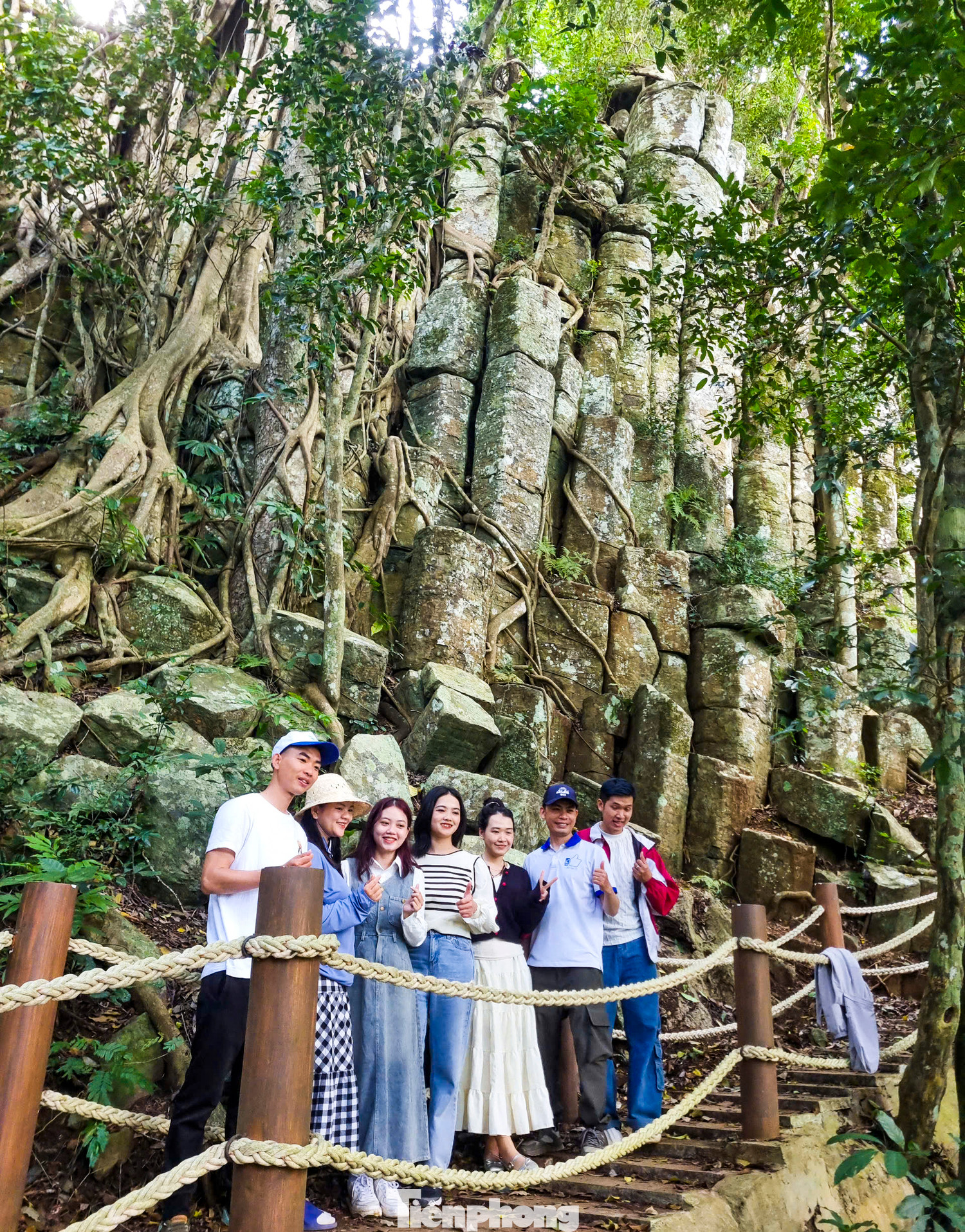 Nơi đây cũng có nhiều thắng cảnh đẹp, hùng vĩ còn nguyên sơ, chứa đựng những điều kỳ bí như thành Tà Kơn, thác Hang Dơi, thác Sơn Lang... Trong ảnh - du khách tham quan check-in tại thành Tà Kơn. Nơi đây cũng có nhiều thắng cảnh đẹp, hùng vĩ còn nguyên sơ, chứa đựng những điều kỳ bí như thành Tà Kơn, thác Hang Dơi, thác Sơn Lang... Trong ảnh - du khách tham quan check-in tại thành Tà Kơn.
