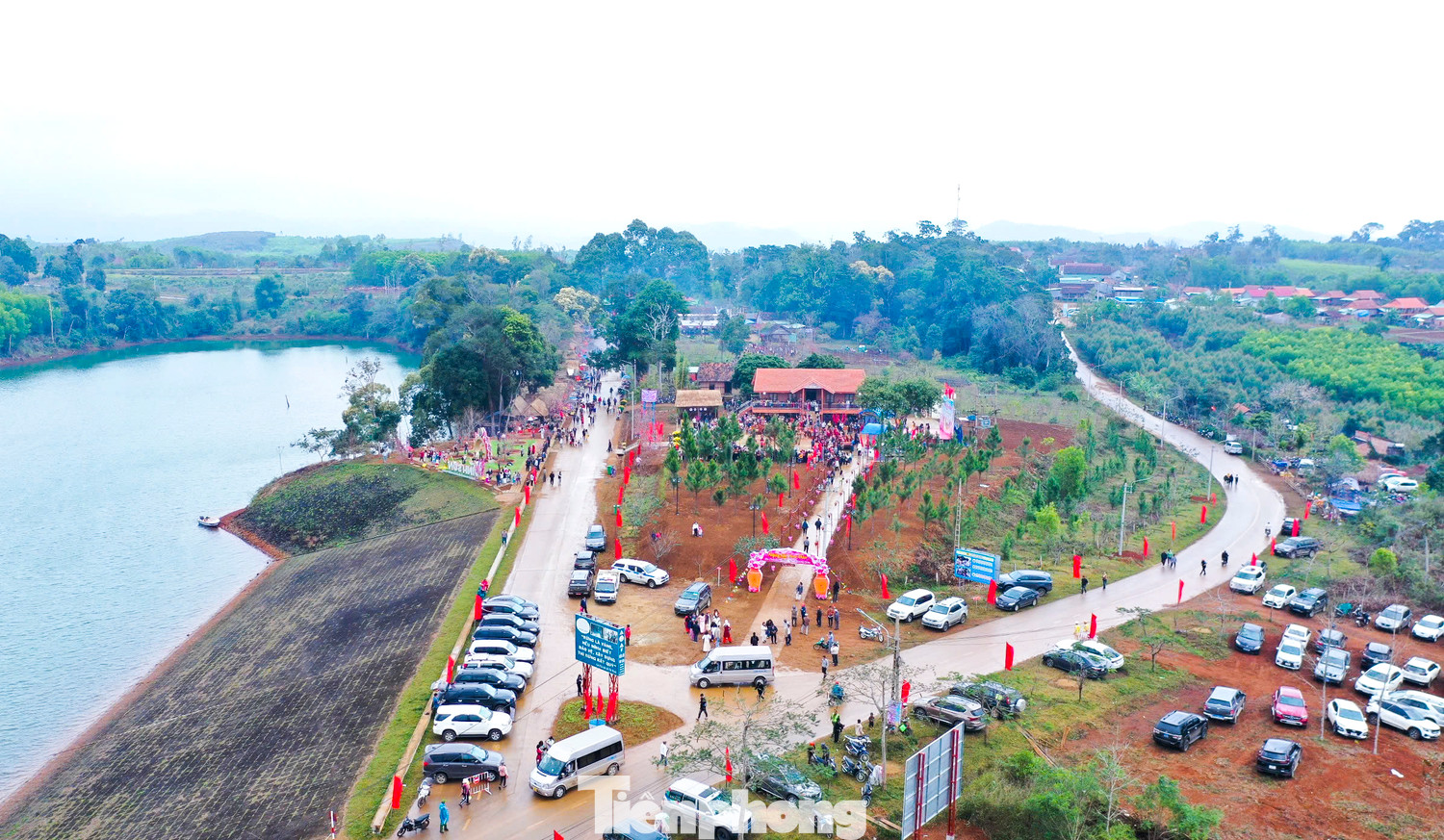 Nằm ở độ cao khoảng 800m so với mặt nước biển, xã vùng cao Vĩnh Sơn (huyện miền núi Vĩnh Thạnh) được ví von là “cổng trời” ở Bình Định. Với khí hậu ôn đới, nhiều thắng cảnh đẹp còn nguyên sơ, nơi đây dần trở thành điểm đến hấp dẫn cho những du khách thích trải nghiệm. Nằm ở độ cao khoảng 800m so với mặt nước biển, xã vùng cao Vĩnh Sơn (huyện miền núi Vĩnh Thạnh) được ví von là “cổng trời” ở Bình Định. Với khí hậu ôn đới, nhiều thắng cảnh đẹp còn nguyên sơ, nơi đây dần trở thành điểm đến hấp dẫn cho những du khách thích trải nghiệm.