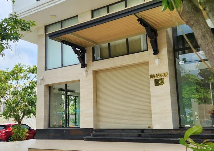 Một phiên livestream bán kẹo rau Kera của Quang Linh Vlogs, Hằng du mục và hoa hậu Thùy Tiên. Ảnh: Chụp màn hình Tiktok.