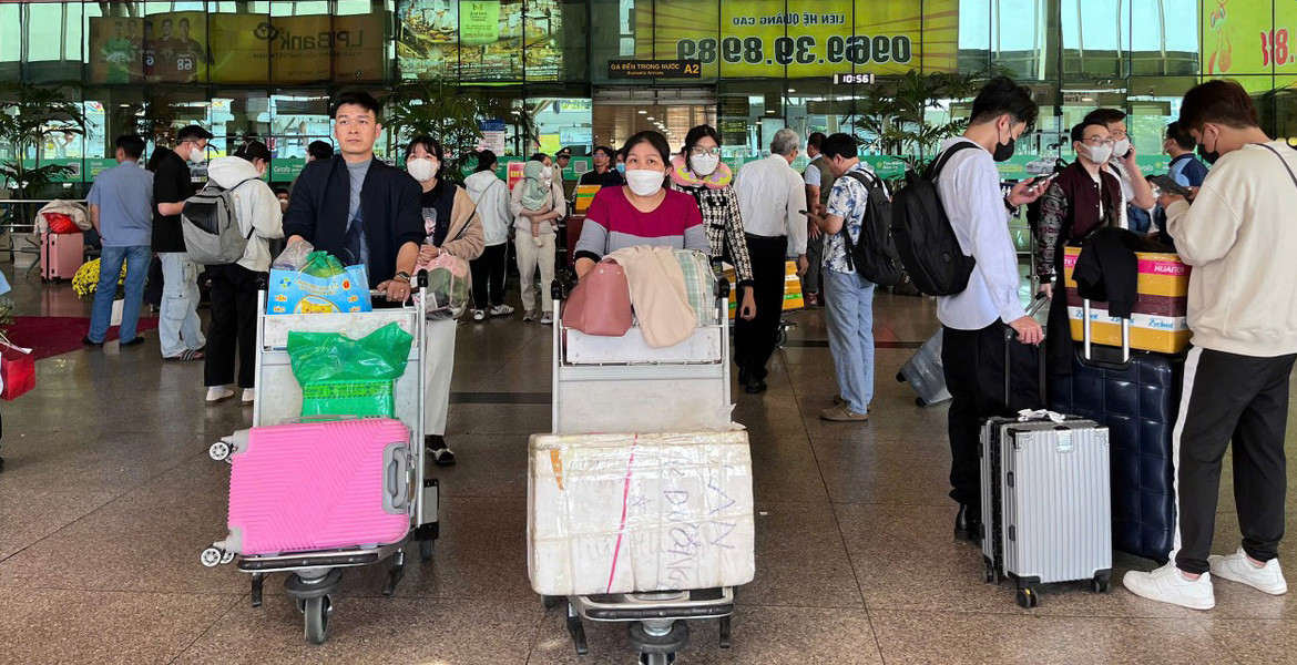 Dù chưa hết kỳ nghỉ Tết Nguyên đán 2025, nhưng nhiều người sớm trở lại TPHCM để bắt đầu công việc. Trước đó, trong ngày mùng 2 và mùng 3 Tết, rất nhiều người ở miền Trung, miền Bắc cũng kết thúc sớm kỳ nghỉ Tết để vào phía Nam. Dù chưa hết kỳ nghỉ Tết Nguyên đán 2025, nhưng nhiều người sớm trở lại TPHCM để bắt đầu công việc. Trước đó, trong ngày mùng 2 và mùng 3 Tết, rất nhiều người ở miền Trung, miền Bắc cũng kết thúc sớm kỳ nghỉ Tết để vào phía Nam.
