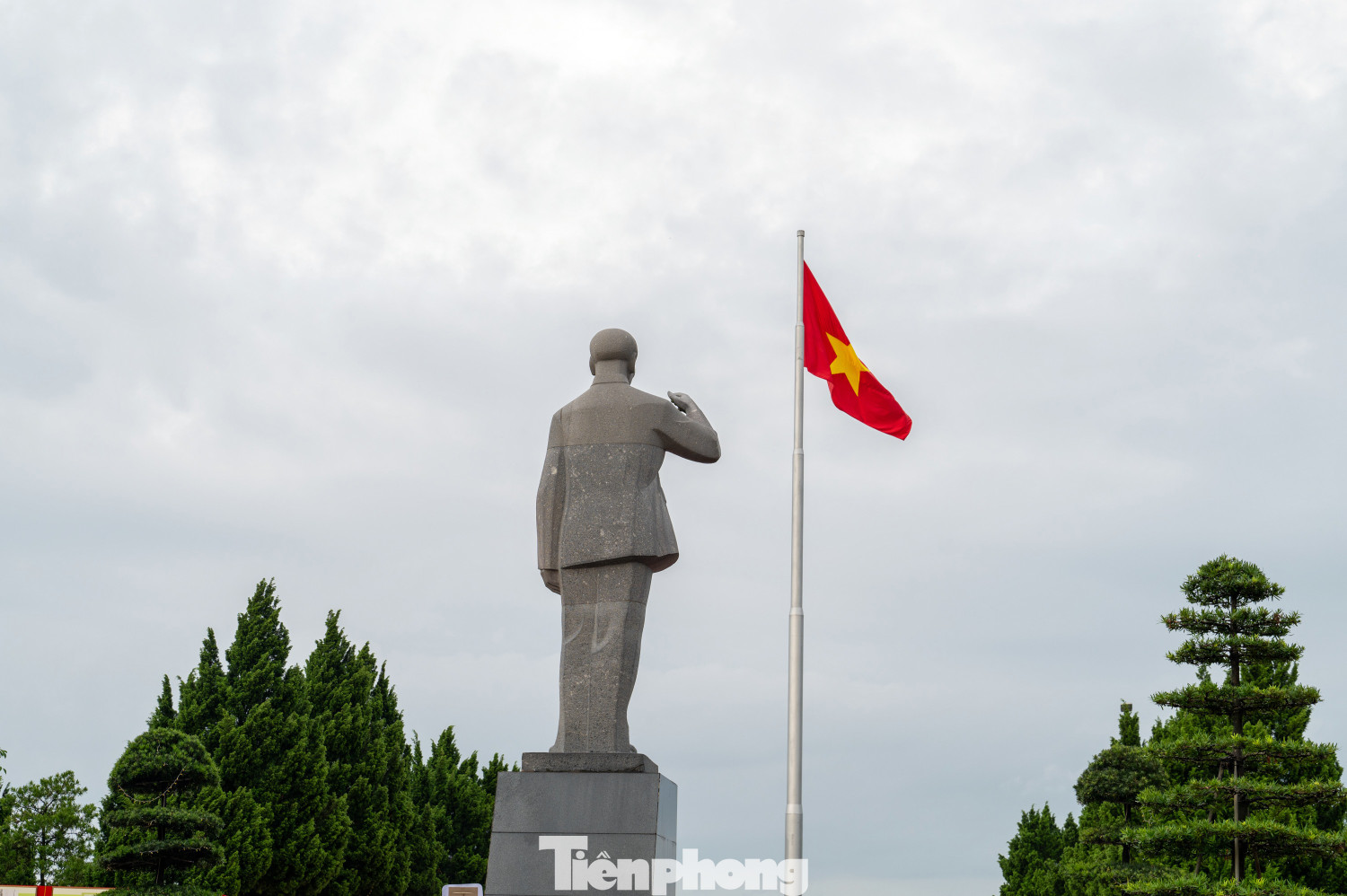 Lúc đầu, tượng Bác được dựng bán thân, với chất liệu làm bằng thạch cao, tay phải giơ lên cao vẫy chào đồng bào. Tượng cao 1,8 m (cả bệ là 4 m). Công trình được khánh thành ngày 22/5/1968, nhân dịp kỷ niệm ngày sinh lần thứ 78 của Bác. Năm 1976, kỷ niệm ngày sinh lần thứ 86 của Bác, tượng Bác bán thân được thay bằng tượng toàn thân, với chất liệu bê tông cốt thép. Tượng có chiều cao 4,5 m, cả bệ cao 9 m, nằm cách bờ biển 100 m. Lúc đầu, tượng Bác được dựng bán thân, với chất liệu làm bằng thạch cao, tay phải giơ lên cao vẫy chào đồng bào. Tượng cao 1,8 m (cả bệ là 4 m). Công trình được khánh thành ngày 22/5/1968, nhân dịp kỷ niệm ngày sinh lần thứ 78 của Bác. Năm 1976, kỷ niệm ngày sinh lần thứ 86 của Bác, tượng Bác bán thân được thay bằng tượng toàn thân, với chất liệu bê tông cốt thép. Tượng có chiều cao 4,5 m, cả bệ cao 9 m, nằm cách bờ biển 100 m.