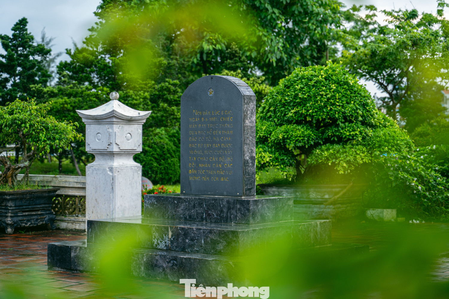 Theo hồ sơ di tích, sau sự kiện Chủ tịch Hồ Chí Minh thăm vùng mỏ và cho phép tỉnh Hải Ninh (nay thuộc tỉnh Quảng Ninh) dựng tượng Người trên đảo Cô Tô (1/1962), Ủy ban Hành chính Hải Ninh quyết định dựng tượng Bác và xây dựng Khu lưu niệm Chủ tịch Hồ Chí Minh trên đảo Cô Tô để lưu niệm sự kiện Bác Hồ thăm đảo Cô Tô ngày 9/5/1961. Theo hồ sơ di tích, sau sự kiện Chủ tịch Hồ Chí Minh thăm vùng mỏ và cho phép tỉnh Hải Ninh (nay thuộc tỉnh Quảng Ninh) dựng tượng Người trên đảo Cô Tô (1/1962), Ủy ban Hành chính Hải Ninh quyết định dựng tượng Bác và xây dựng Khu lưu niệm Chủ tịch Hồ Chí Minh trên đảo Cô Tô để lưu niệm sự kiện Bác Hồ thăm đảo Cô Tô ngày 9/5/1961.
