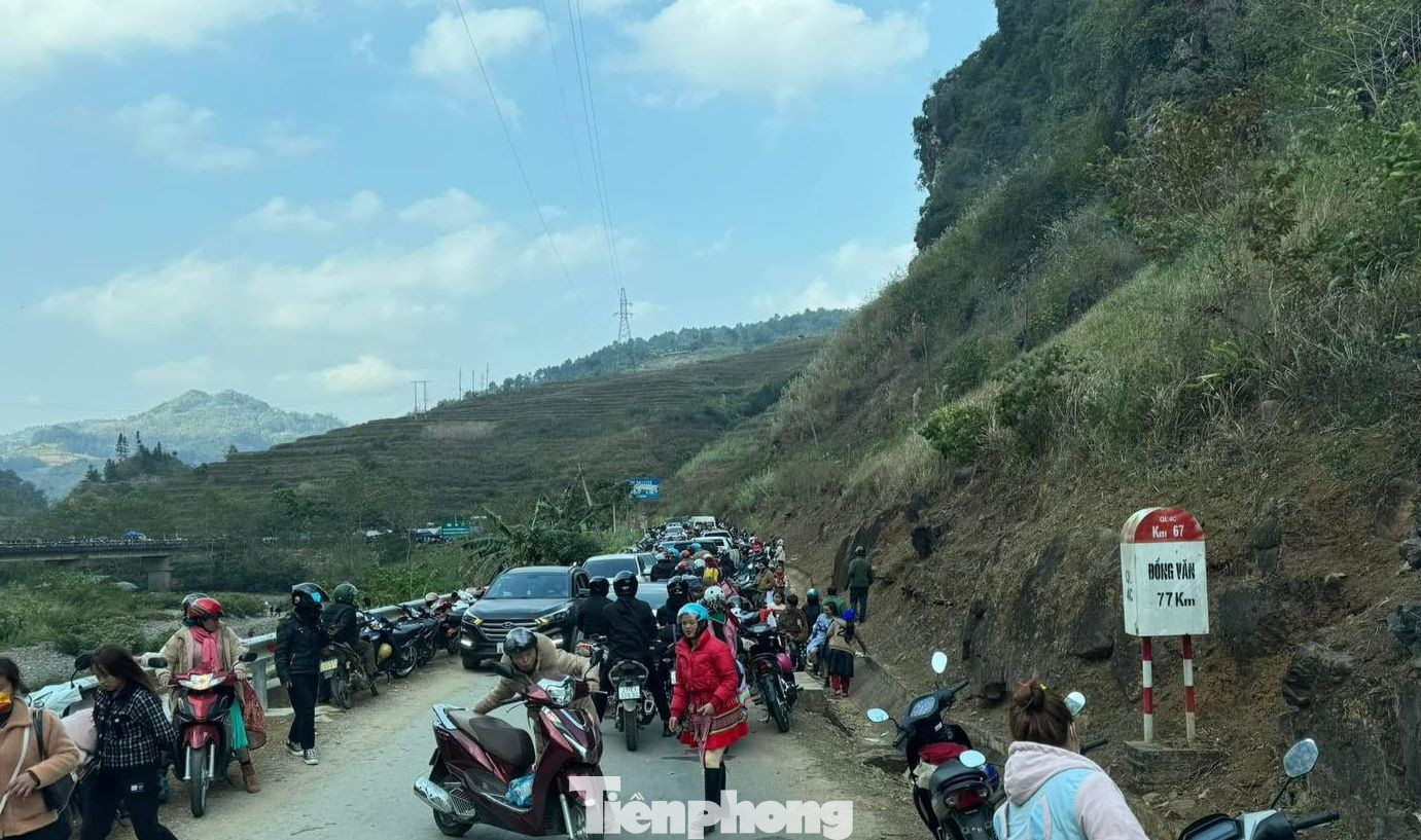 Đoạn cầu Cán Tỷ (huyện Quản Bạ) xảy ra tắc đường trong ngày mùng 4 Tết do lượng phương tiện đi du xuân quá đông. Ảnh: Mạnh Tour Đoạn cầu Cán Tỷ (huyện Quản Bạ) xảy ra tắc đường trong ngày mùng 4 Tết do lượng phương tiện đi du xuân quá đông. Ảnh: Mạnh Tour
