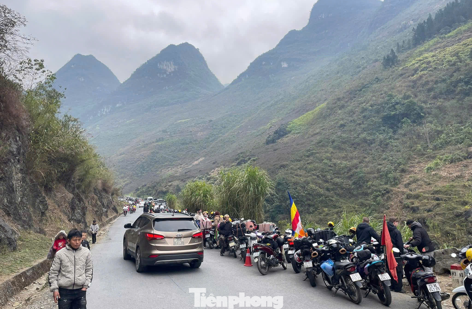 Trước đó, Sở Văn hóa Thể thao và Du lịch Hà Giang cho biết, trong năm 2024, tỉnh này đã đón nhận 3,2 triệu lượt khách, đạt doanh thu 8.150 tỷ đồng, trong đó lượng khách quốc tế đến từ 186 quốc gia và lãnh thổ, với các quốc gia đông đảo nhất là Anh, Pháp, Đức và Mỹ. Trước đó, Sở Văn hóa Thể thao và Du lịch Hà Giang cho biết, trong năm 2024, tỉnh này đã đón nhận 3,2 triệu lượt khách, đạt doanh thu 8.150 tỷ đồng, trong đó lượng khách quốc tế đến từ 186 quốc gia và lãnh thổ, với các quốc gia đông đảo nhất là Anh, Pháp, Đức và Mỹ.