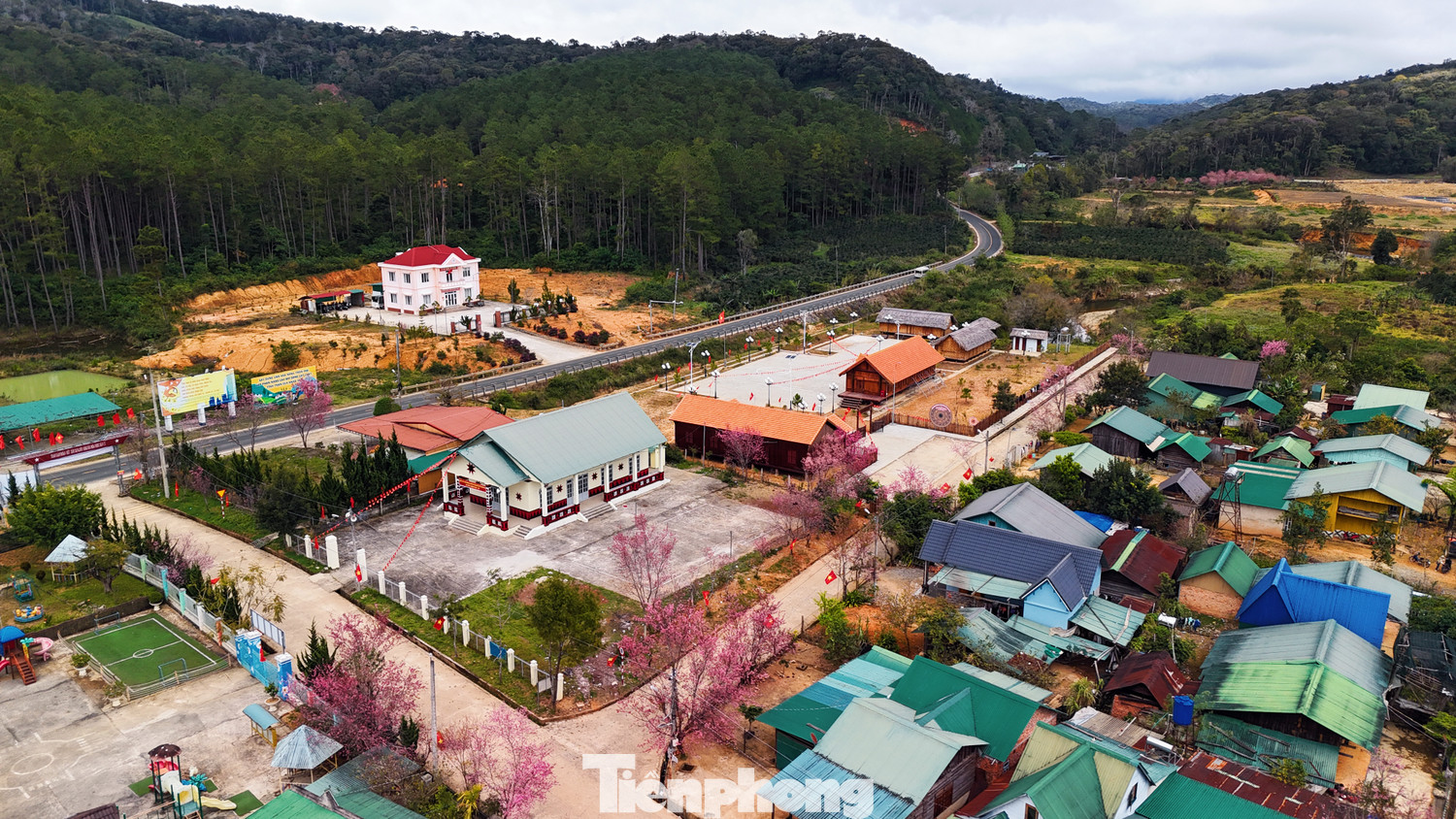 Để tới làng, du khách phải vượt qua một cung đường đèo quanh co, uốn lượn. Để tới làng, du khách phải vượt qua một cung đường đèo quanh co, uốn lượn.