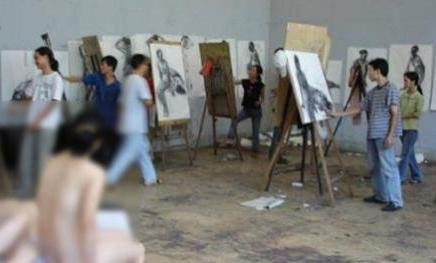 Môt giờ học vẽ người mẫu nude của sinh viên Mỹ thuật. Nguồn Internet