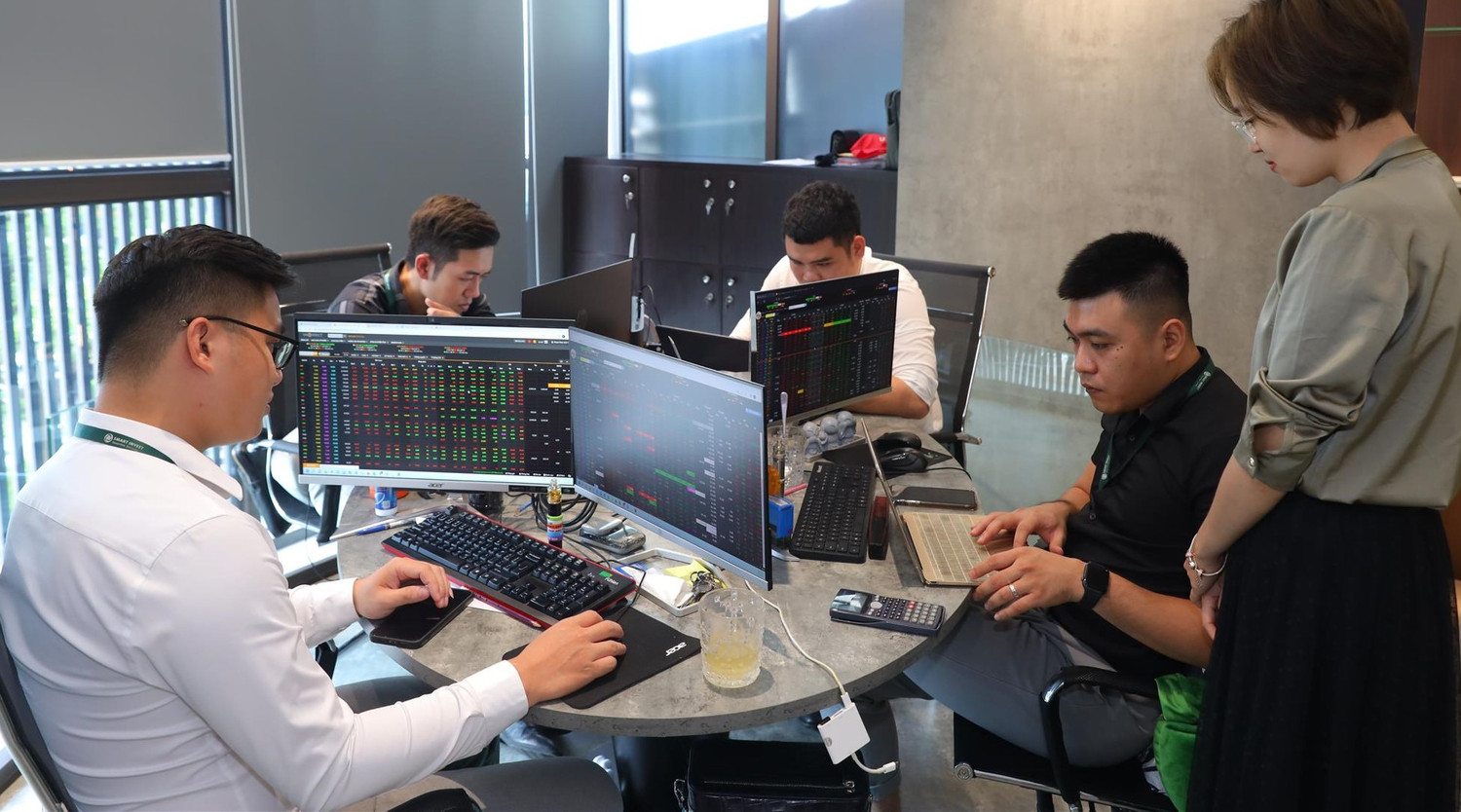 Dòng tiền 'nghỉ Tết' sớm, VN-Index vẫn vượt 1.800 điểm