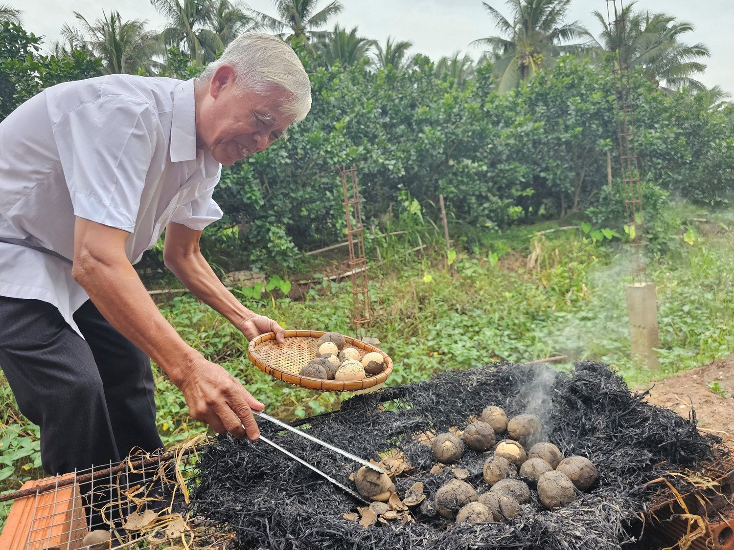 Đặc biệt, lòng đỏ trứng sau khi nước vẫn giữ được độ sánh mềm, không bị khô cứng như với trứng luộc. Đặc biệt, lòng đỏ trứng sau khi nước vẫn giữ được độ sánh mềm, không bị khô cứng như với trứng luộc.