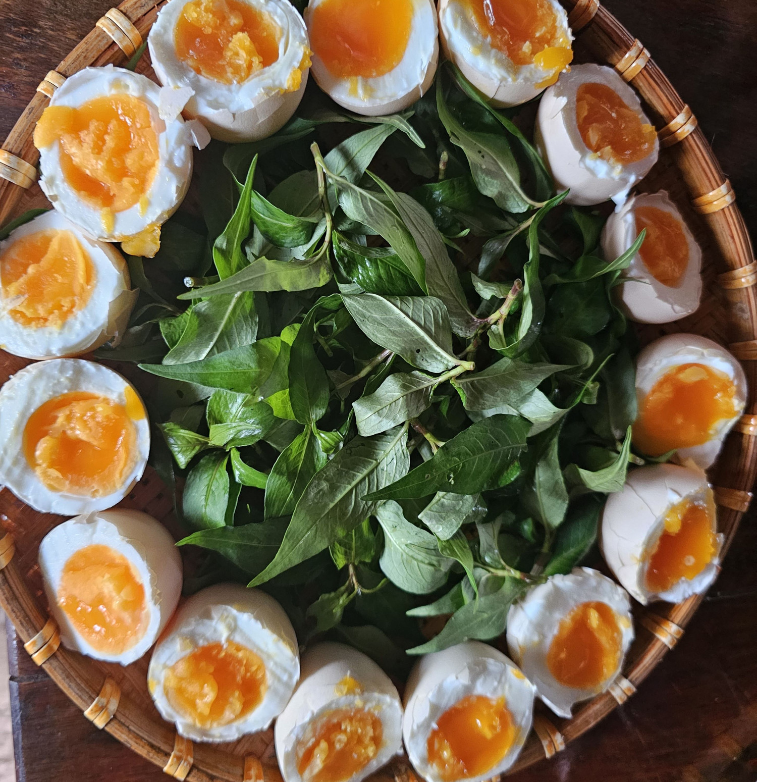 Anh Tăng Vũ Khắc (quê Cà Mau) lần đầu thưởng thức ‘ngọc ẩn mình’ ở cồn Hô và ví như một cuộc trở về quá khứ với các món dân dã và đèn dầu. Món ăn tưởng như đơn giản, nhưng với nhiều khách du lịch, đó vừa là ẩm thực, vừa được trải nghiệm văn hóa, hồn cốt của vùng đất cồn thoi loi giữa sông. Anh Tăng Vũ Khắc (quê Cà Mau) lần đầu thưởng thức ‘ngọc ẩn mình’ ở cồn Hô và ví như một cuộc trở về quá khứ với các món dân dã và đèn dầu. Món ăn tưởng như đơn giản, nhưng với nhiều khách du lịch, đó vừa là ẩm thực, vừa được trải nghiệm văn hóa, hồn cốt của vùng đất cồn thoi loi giữa sông.