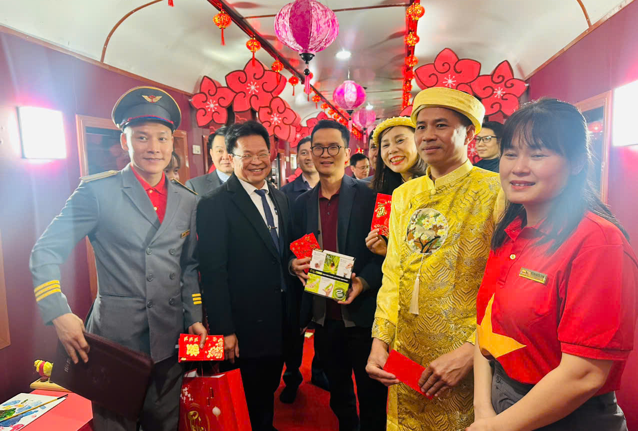 Hành khách đi trên chuyến tàu này sẽ được tham gia nhiều trải nghiệm thú vị, hấp dẫn trên suốt hành trình như count down; chương trình “Bốc thăm trúng thưởng” đầu năm, với giải thưởng là lì xì may mắn: Trị giá 200.000 đồng, 500.000 đồng và Giải đặc biệt là “Voucher đổi 1 cặp vé tàu miễn phí” có giá trị sử dụng trong năm 2025; ngoài ra hành khách còn tham gia các trò chơi dân gian, giao lưu văn nghệ ngay tại toa xe cộng đồng. Hành khách đi trên chuyến tàu này sẽ được tham gia nhiều trải nghiệm thú vị, hấp dẫn trên suốt hành trình như count down; chương trình “Bốc thăm trúng thưởng” đầu năm, với giải thưởng là lì xì may mắn: Trị giá 200.000 đồng, 500.000 đồng và Giải đặc biệt là “Voucher đổi 1 cặp vé tàu miễn phí” có giá trị sử dụng trong năm 2025; ngoài ra hành khách còn tham gia các trò chơi dân gian, giao lưu văn nghệ ngay tại toa xe cộng đồng.