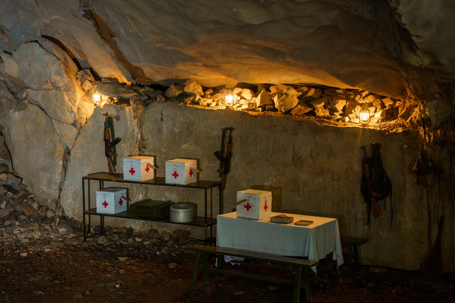 Thuốc men, đạn dược, vũ khí, khí tài đều được tái hiện như thật khiến người xem như lạc vào căn cứ hậu cần chiến lược thời chiến thật sự. Thuốc men, đạn dược, vũ khí, khí tài đều được tái hiện như thật khiến người xem như lạc vào căn cứ hậu cần chiến lược thời chiến thật sự.