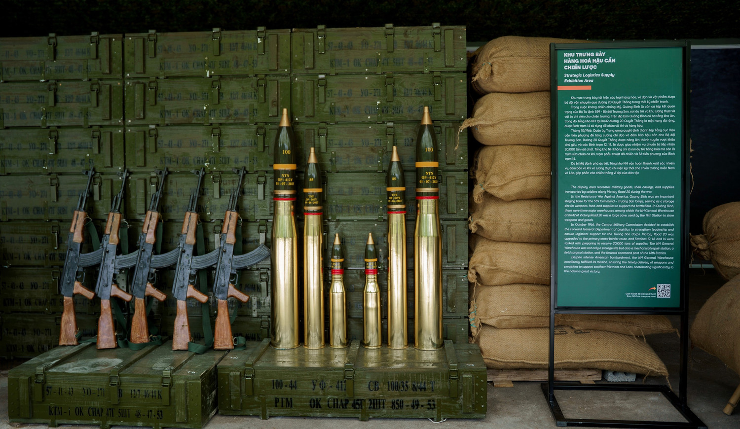 Thuốc men, đạn dược, vũ khí, khí tài đều được tái hiện như thật khiến người xem như lạc vào căn cứ hậu cần chiến lược thời chiến thật sự. Thuốc men, đạn dược, vũ khí, khí tài đều được tái hiện như thật khiến người xem như lạc vào căn cứ hậu cần chiến lược thời chiến thật sự.