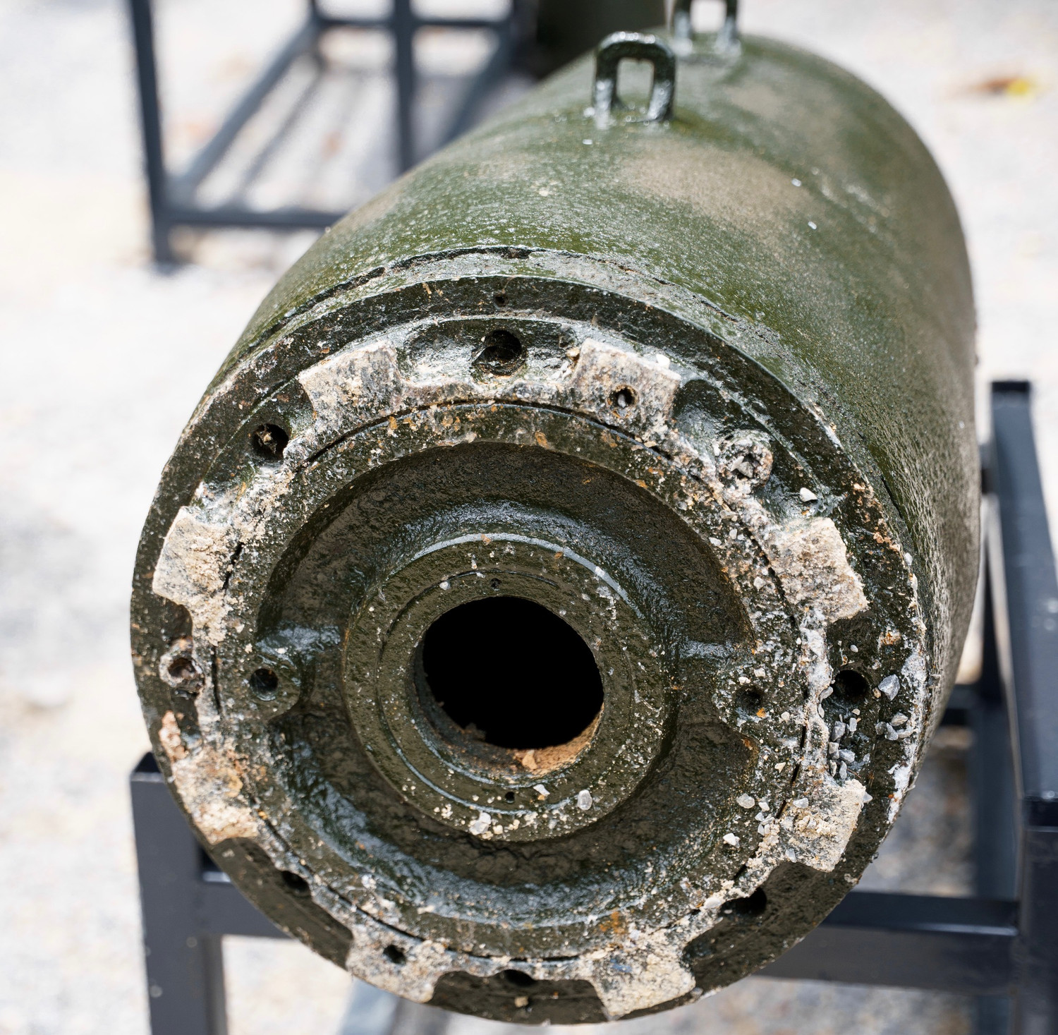 Khu trưng bày vũ khí, khí tài của địch và ta ở phía ngoài hang. Khu trưng bày vũ khí, khí tài của địch và ta ở phía ngoài hang.