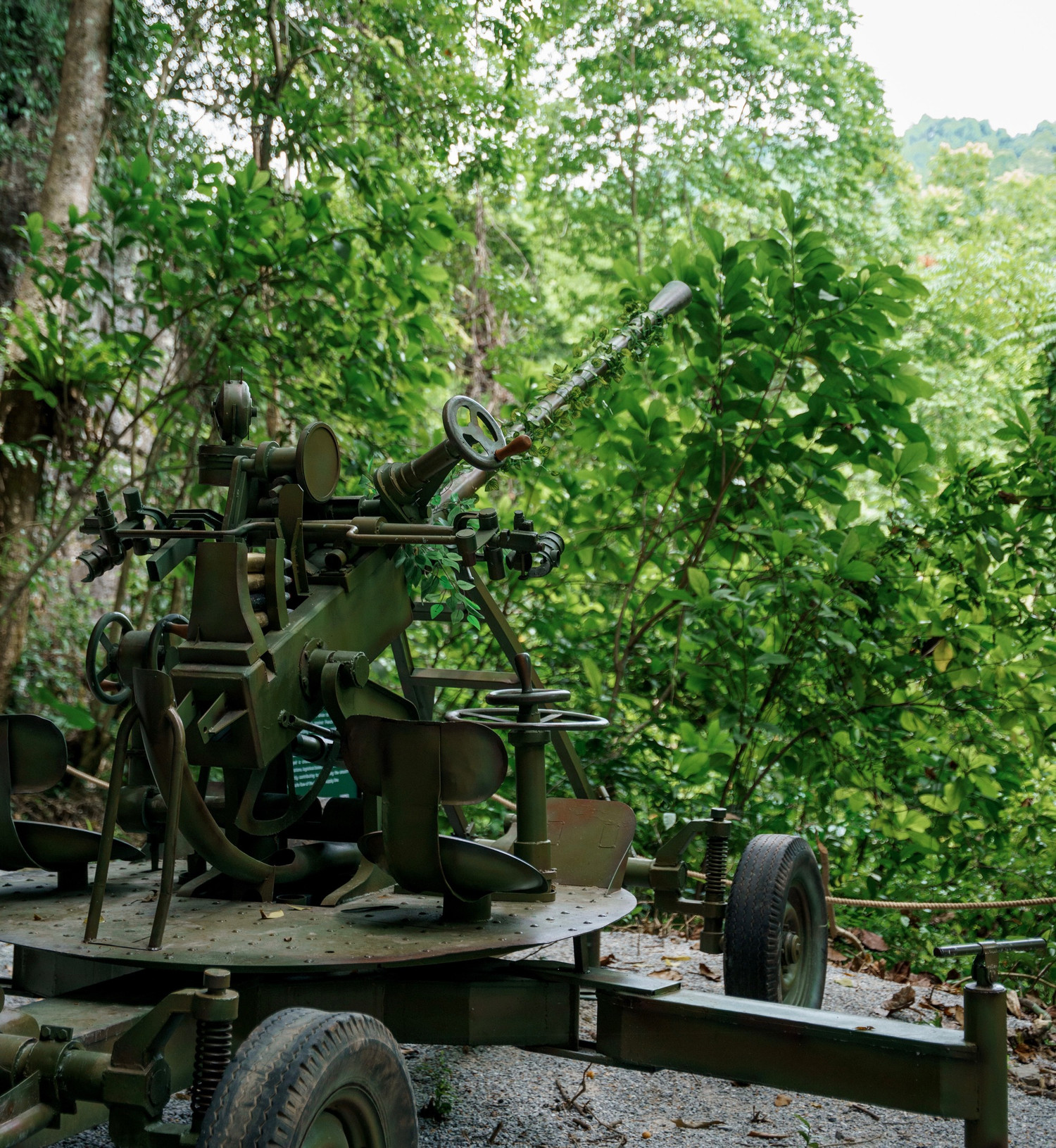 Khu trưng bày vũ khí, khí tài của địch và ta ở phía ngoài hang. Khu trưng bày vũ khí, khí tài của địch và ta ở phía ngoài hang.