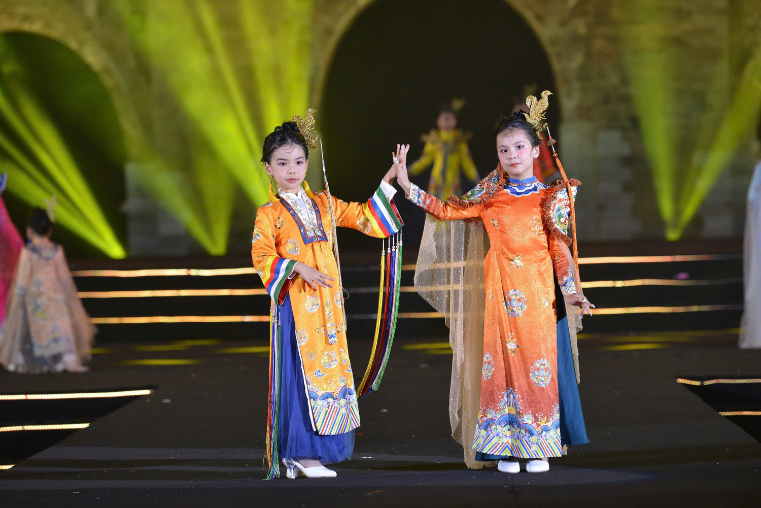 Thông tin từ Sở Du lịch Hà Nội cho biết, ngoài các chương trình diễn ra trong 3 ngày vừa qua như: Carnaval áo dài, chương trình nghệ thuật “Đêm hội áo dài”, chung kết cuộc thi thiết kế áo dài, không gian triển lãm ảnh áo dài... Nhiều hoạt động đã được tổ chức từ tháng 8 đã thu hút sự quan tâm, trực tiếp tham gia của người dân và du khách. Thông tin từ Sở Du lịch Hà Nội cho biết, ngoài các chương trình diễn ra trong 3 ngày vừa qua như: Carnaval áo dài, chương trình nghệ thuật “Đêm hội áo dài”, chung kết cuộc thi thiết kế áo dài, không gian triển lãm ảnh áo dài... Nhiều hoạt động đã được tổ chức từ tháng 8 đã thu hút sự quan tâm, trực tiếp tham gia của người dân và du khách.