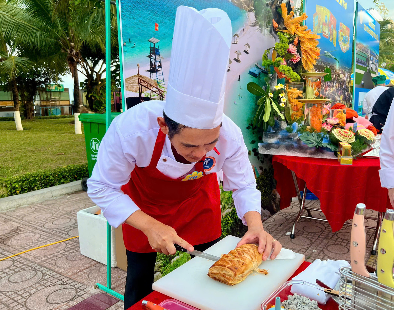 Mỗi một món ăn mang đến lễ hội là tâm huyết của người đầu bếp, góp phần quảng bá văn hóa ẩm thực đặc sắc của xứ sở “rừng trầm biển yến” đến người dân và du khách trong và ngoài nước. Mỗi một món ăn mang đến lễ hội là tâm huyết của người đầu bếp, góp phần quảng bá văn hóa ẩm thực đặc sắc của xứ sở “rừng trầm biển yến” đến người dân và du khách trong và ngoài nước.