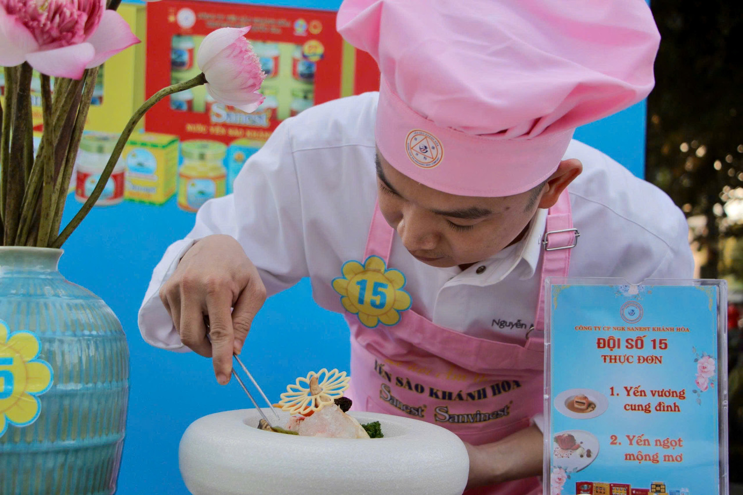 Lễ hội có 20 đội thi đến từ mọi miền đất nước và các đầu bếp hàng đầu Việt Nam. Lễ hội có 20 đội thi đến từ mọi miền đất nước và các đầu bếp hàng đầu Việt Nam.