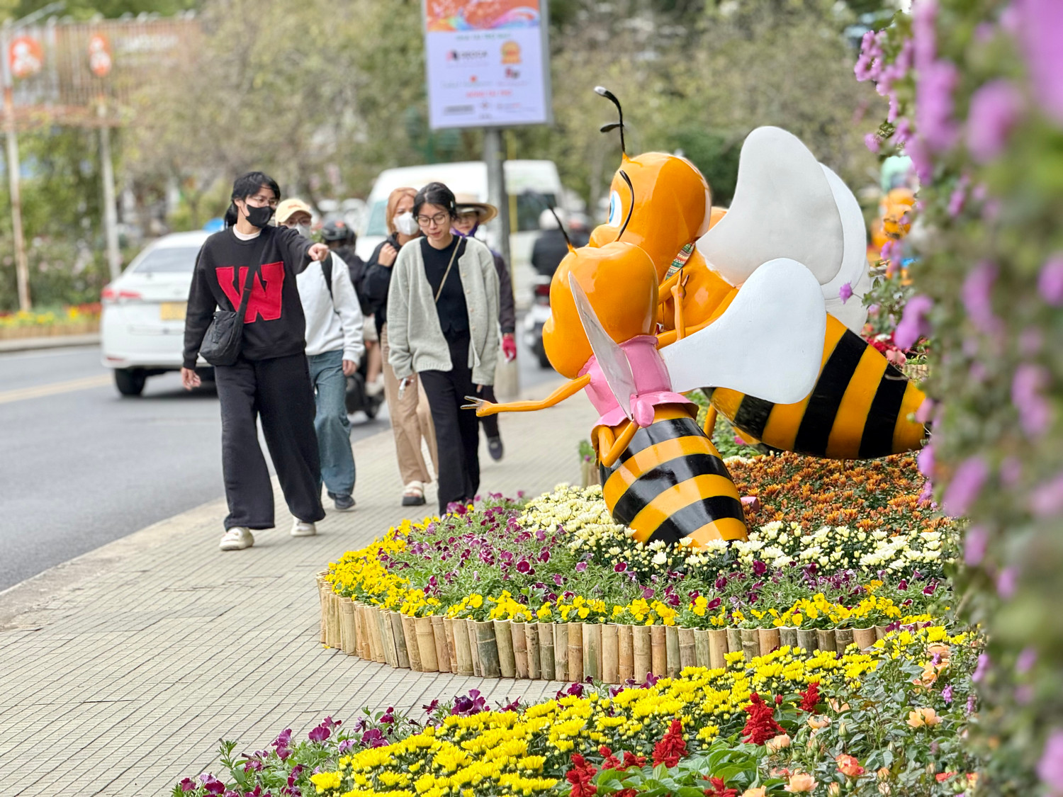 Khác với mọi năm, Festival hoa Đà Lạt năm nay sẽ kéo dài 1 tháng với rất nhiều hoạt động trải dài trên toàn tỉnh Lâm Đồng, hứa hẹn sẽ đem đến cho người dân, du khách những trải nghiệm thú vị. Lâm Đồng đặt mục tiêu sẽ thu hút 2 triệu lượt khách nhân dịp Festival hoa Đà Lạt lần thứ 10. Khác với mọi năm, Festival hoa Đà Lạt năm nay sẽ kéo dài 1 tháng với rất nhiều hoạt động trải dài trên toàn tỉnh Lâm Đồng, hứa hẹn sẽ đem đến cho người dân, du khách những trải nghiệm thú vị. Lâm Đồng đặt mục tiêu sẽ thu hút 2 triệu lượt khách nhân dịp Festival hoa Đà Lạt lần thứ 10.