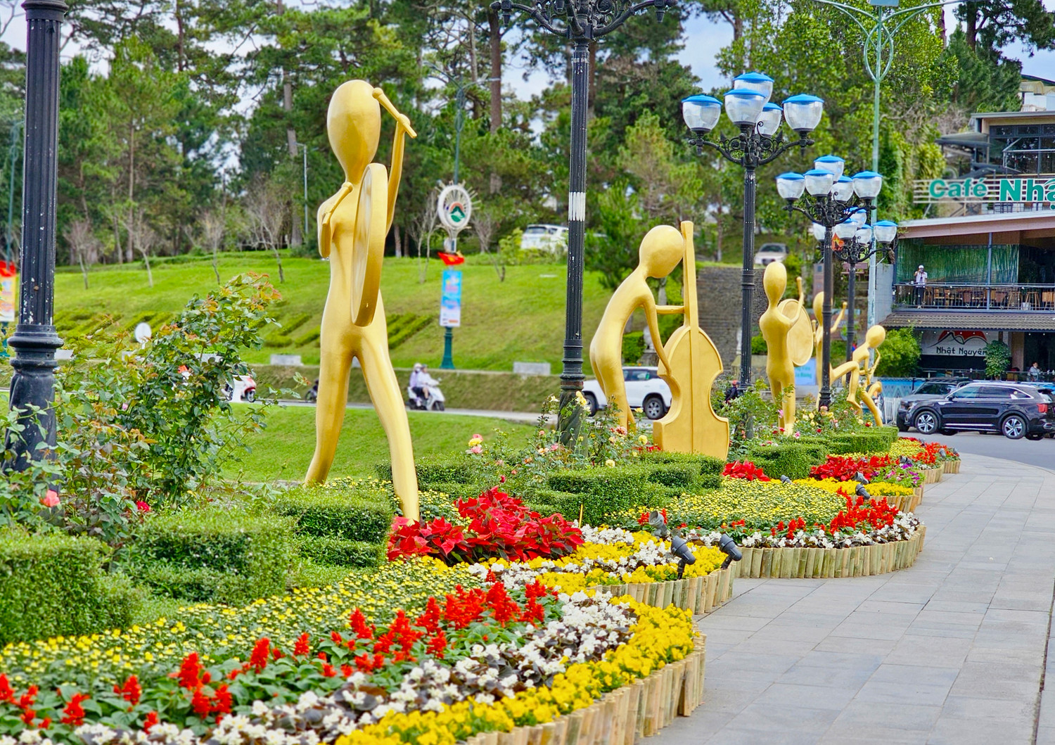 Độc đáo không gian hoa bên cầu Ông Đạo. Độc đáo không gian hoa bên cầu Ông Đạo.