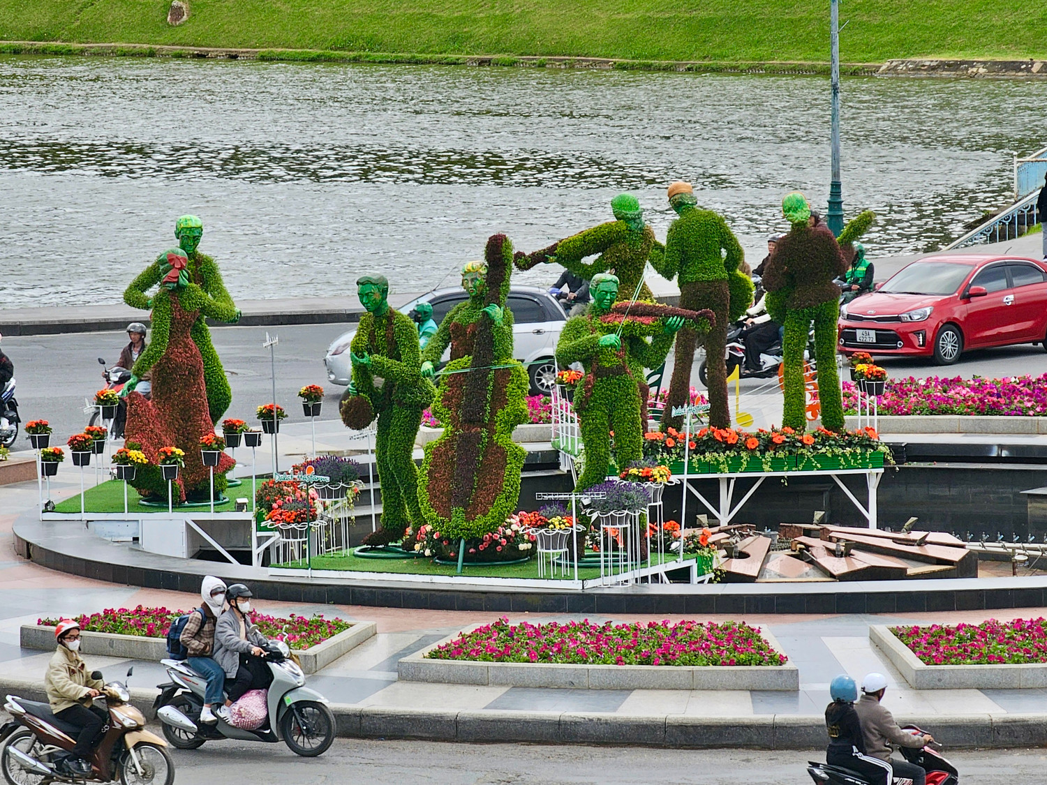 Với chủ đề "Hoa Đà Lạt - bản giao hưởng sắc màu", Festival hoa năm nay tôn vinh Đà Lạt là thành phố Festival hoa của Việt Nam và nằm trong nhóm 5 thành phố Festival ấn tượng của châu Á. Với chủ đề "Hoa Đà Lạt - bản giao hưởng sắc màu", Festival hoa năm nay tôn vinh Đà Lạt là thành phố Festival hoa của Việt Nam và nằm trong nhóm 5 thành phố Festival ấn tượng của châu Á.
