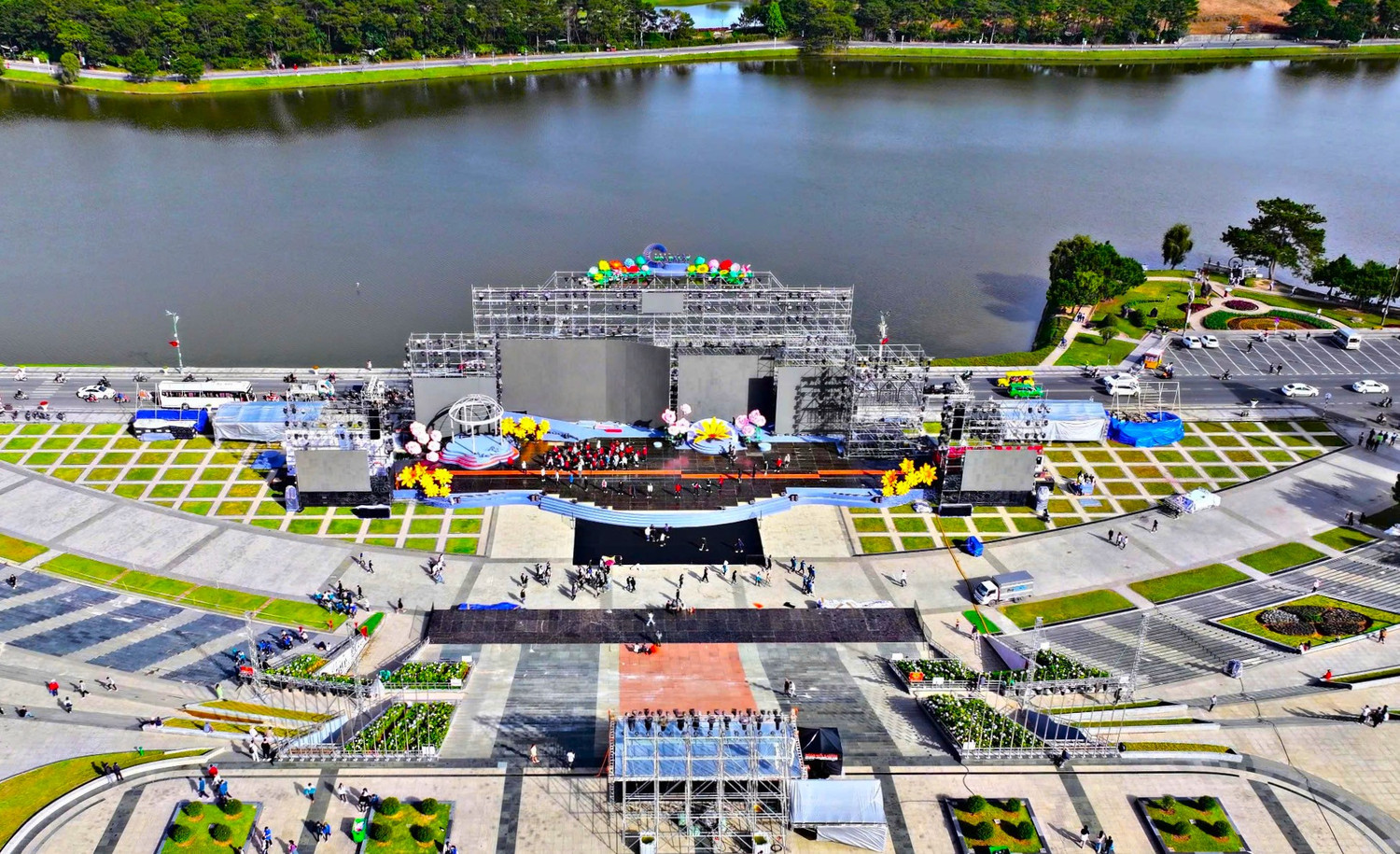 Bên cạnh đó, sân khấu Festival hoa Đà Lạt được thiết kế hoành tráng, lung linh với ánh sáng và hoa tươi, sẵn sàng cho giờ phút khai mạc vào tối 5/12. Bên cạnh đó, sân khấu Festival hoa Đà Lạt được thiết kế hoành tráng, lung linh với ánh sáng và hoa tươi, sẵn sàng cho giờ phút khai mạc vào tối 5/12.