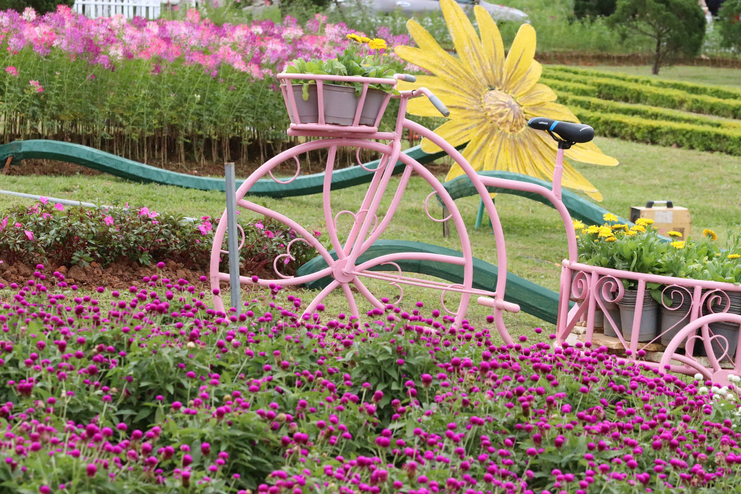 Nhiều tiểu cảnh dần được hoàn thiện. Nhiều tiểu cảnh dần được hoàn thiện.
