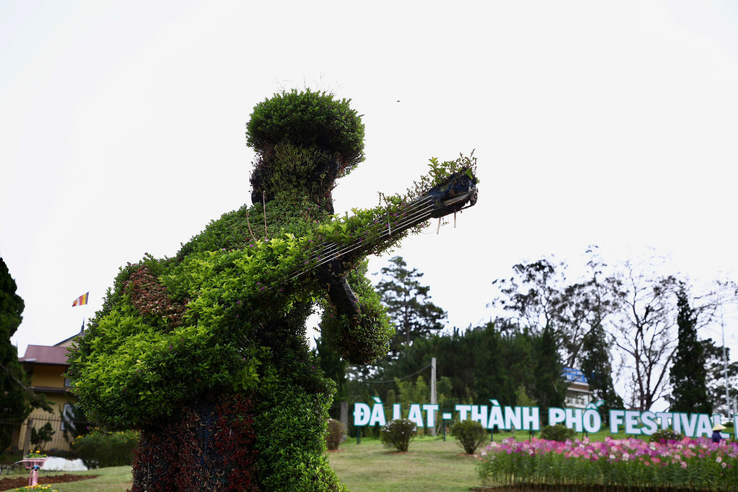 Theo ông Nguyễn Trung Kiên - Giám đốc Sở Văn hóa, Thể thao và Du lịch tỉnh Lâm Đồng, Festival hoa Đà Lạt chính thức khai mạc vào tối 5/12 và được tổ chức trong 1 tháng. Festival Hoa Đà Lạt năm nay tiếp tục khẳng định Đà Lạt là thành phố Festival Hoa của Việt Nam, thành phố sáng tạo trong lĩnh vực âm nhạc của UNESCO và thành phố thuộc "Nhóm 5 thành phố Festival ấn tượng của châu Á". Theo ông Nguyễn Trung Kiên - Giám đốc Sở Văn hóa, Thể thao và Du lịch tỉnh Lâm Đồng, Festival hoa Đà Lạt chính thức khai mạc vào tối 5/12 và được tổ chức trong 1 tháng. Festival Hoa Đà Lạt năm nay tiếp tục khẳng định Đà Lạt là thành phố Festival Hoa của Việt Nam, thành phố sáng tạo trong lĩnh vực âm nhạc của UNESCO và thành phố thuộc "Nhóm 5 thành phố Festival ấn tượng của châu Á".