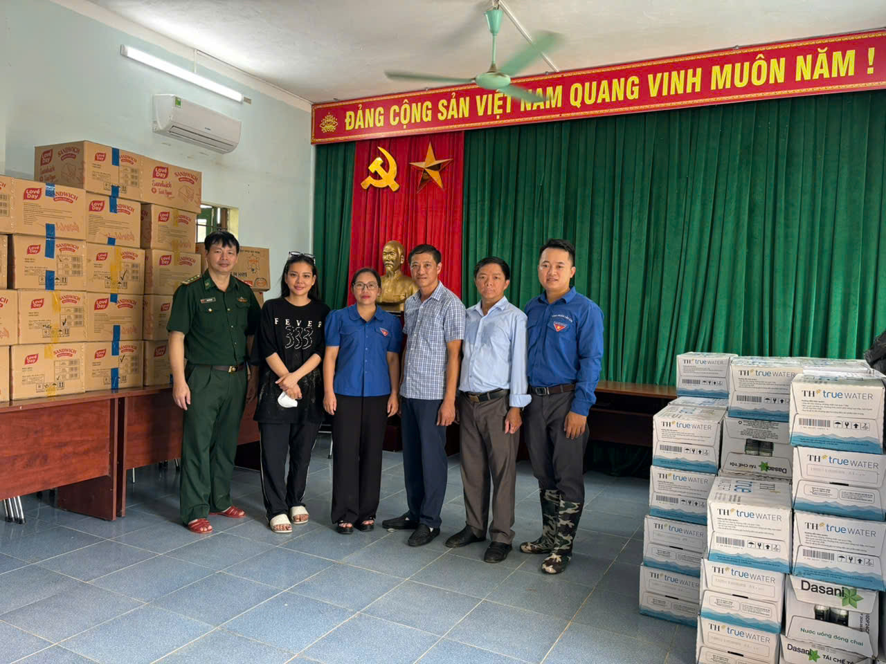 Thầy cô khẩn trương tổng hợp đồ cứu trợ cho người dân vùng lũ