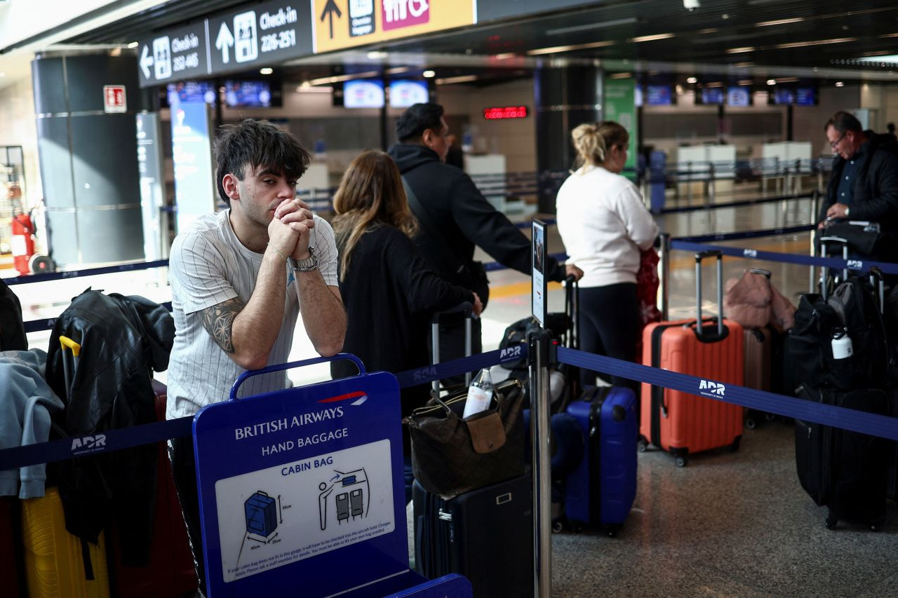 Anh Nicolas Di Francescantonio đang chờ thông tin về chuyến bay tới sân bay Heathrow tại sân bay Fiumicino của Ý. Ảnh: Reuters. Anh Nicolas Di Francescantonio đang chờ thông tin về chuyến bay tới sân bay Heathrow tại sân bay Fiumicino của Ý. Ảnh: Reuters.