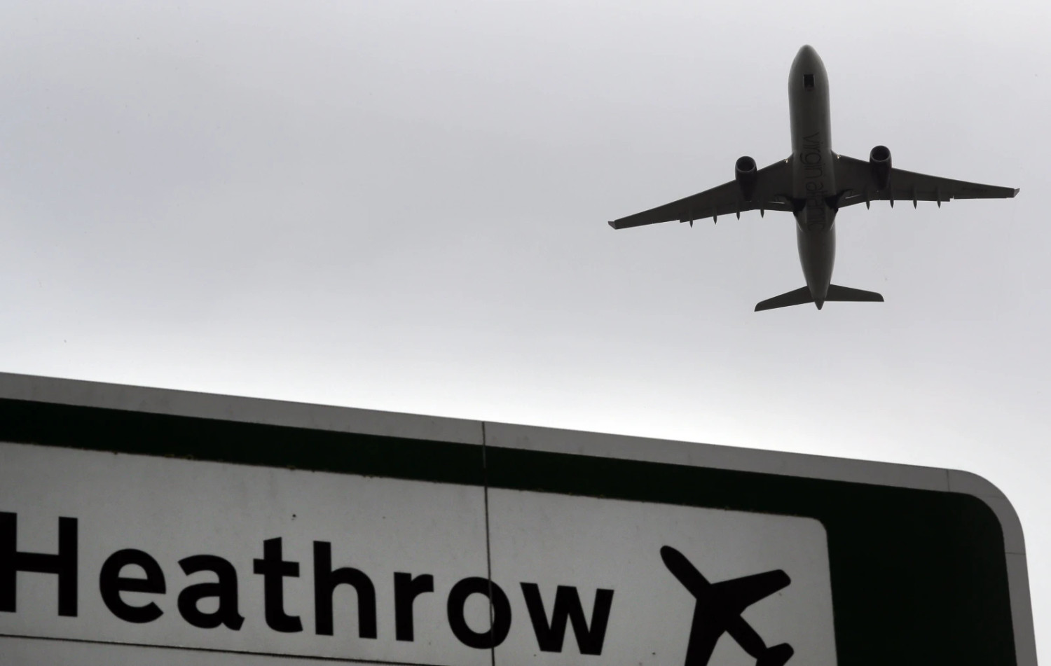 Theo số liệu thống kê của cơ quan hàng không, sân bay Heathrow đã chào đón tổng cộng 482.142 máy bay vào năm ngoái, bao gồm gần 480.000 máy bay chở khách và 2.637 máy bay chở hàng, tương đương với khoảng 1.300 lượt cất cánh/hạ cánh mỗi ngày. Ảnh: Getty. Theo số liệu thống kê của cơ quan hàng không, sân bay Heathrow đã chào đón tổng cộng 482.142 máy bay vào năm ngoái, bao gồm gần 480.000 máy bay chở khách và 2.637 máy bay chở hàng, tương đương với khoảng 1.300 lượt cất cánh/hạ cánh mỗi ngày. Ảnh: Getty.