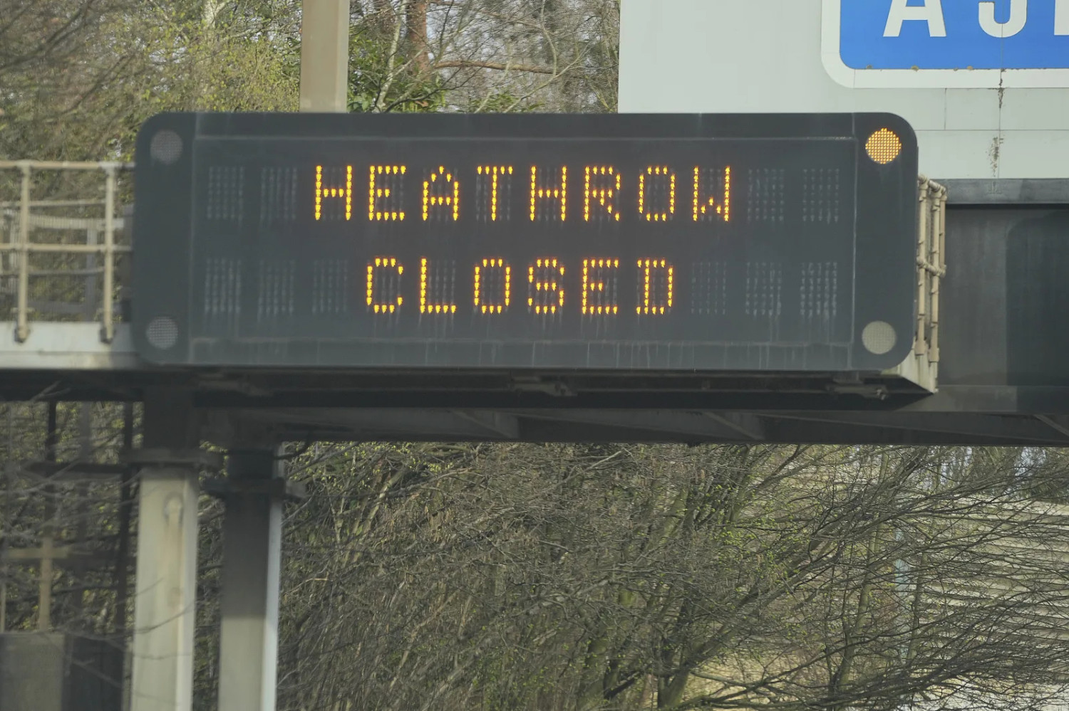 Một biển báo trên đường cao tốc hiển thị sân bay Heathrow đóng cửa. Ảnh: AP Một biển báo trên đường cao tốc hiển thị sân bay Heathrow đóng cửa. Ảnh: AP
