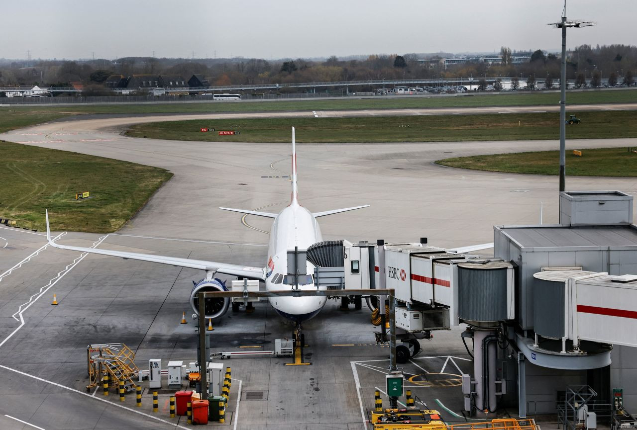 Thậm chí, ngay cả khi sân bay Heathrow được mở cửa trở lại trong hôm nay (22/3) thì sự gián đoạn dự kiến vẫn sẽ kéo dài trong nhiều ngày tới vì các hãng hàng không phải di chuyển máy bay và phi hành đoàn bị mắc kẹt trở lại vị trí làm việc và phục vụ hành khách có chuyến bay bị hủy. Ảnh: Getty. Thậm chí, ngay cả khi sân bay Heathrow được mở cửa trở lại trong hôm nay (22/3) thì sự gián đoạn dự kiến vẫn sẽ kéo dài trong nhiều ngày tới vì các hãng hàng không phải di chuyển máy bay và phi hành đoàn bị mắc kẹt trở lại vị trí làm việc và phục vụ hành khách có chuyến bay bị hủy. Ảnh: Getty.