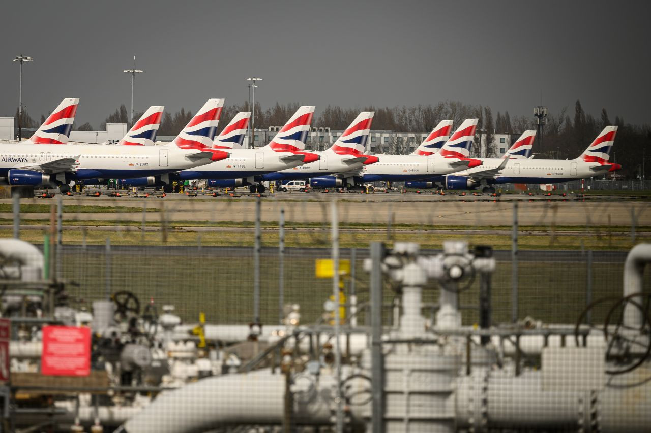 Thậm chí, ngay cả khi sân bay Heathrow được mở cửa trở lại trong hôm nay (22/3) thì sự gián đoạn dự kiến vẫn sẽ kéo dài trong nhiều ngày tới vì các hãng hàng không phải di chuyển máy bay và phi hành đoàn bị mắc kẹt trở lại vị trí làm việc và phục vụ hành khách có chuyến bay bị hủy. Ảnh: Getty. Thậm chí, ngay cả khi sân bay Heathrow được mở cửa trở lại trong hôm nay (22/3) thì sự gián đoạn dự kiến vẫn sẽ kéo dài trong nhiều ngày tới vì các hãng hàng không phải di chuyển máy bay và phi hành đoàn bị mắc kẹt trở lại vị trí làm việc và phục vụ hành khách có chuyến bay bị hủy. Ảnh: Getty.