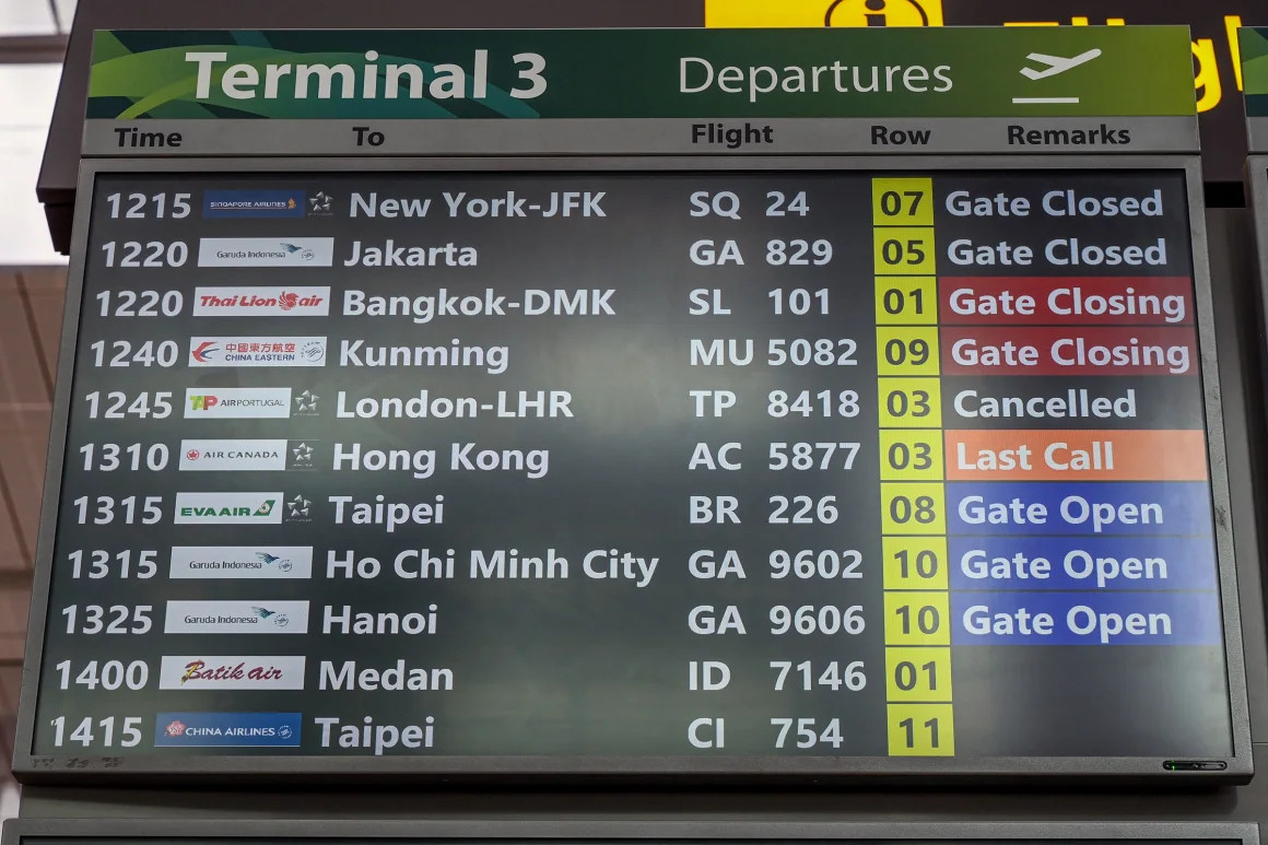Bảng khởi hành hiển thị chuyến bay TP8418 của Hãng hàng không Air Portugal đến sân bay Heathrow bị hủy tại sân bay Changi ở Singapore ngày 21/3 (ảnh trái) và sân bay quốc tế Indira Gandhi ở New Delhi (Ấn Độ). Ảnh Getty, AP. Bảng khởi hành hiển thị chuyến bay TP8418 của Hãng hàng không Air Portugal đến sân bay Heathrow bị hủy tại sân bay Changi ở Singapore ngày 21/3 (ảnh trái) và sân bay quốc tế Indira Gandhi ở New Delhi (Ấn Độ). Ảnh Getty, AP.