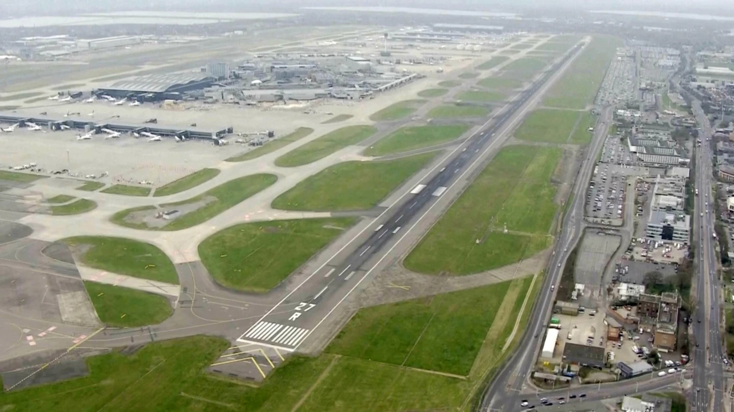 Đường băng sân bay Heathrow vắng tanh - cảnh tượng chưa từng có trong lịch sử. Ảnh: AP. Đường băng sân bay Heathrow vắng tanh - cảnh tượng chưa từng có trong lịch sử. Ảnh: AP.