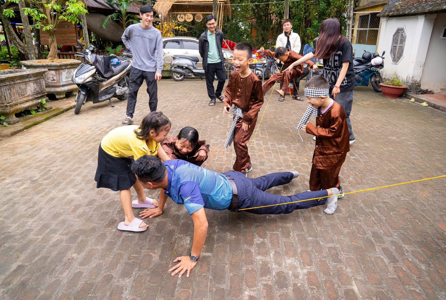 Nhiều hoạt động thú vị tại làng cổ giúp nhiều bạn trẻ, du khách có những phút giây thư giản, vui vẻ khi đến đây tham quan. Nhiều hoạt động thú vị tại làng cổ giúp nhiều bạn trẻ, du khách có những phút giây thư giản, vui vẻ khi đến đây tham quan.