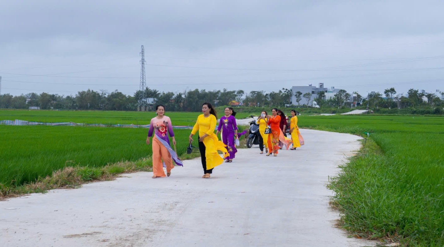 Nhiều hoạt động thú vị tại làng cổ giúp nhiều bạn trẻ, du khách có những phút giây thư giản, vui vẻ khi đến đây tham quan. Nhiều hoạt động thú vị tại làng cổ giúp nhiều bạn trẻ, du khách có những phút giây thư giản, vui vẻ khi đến đây tham quan.