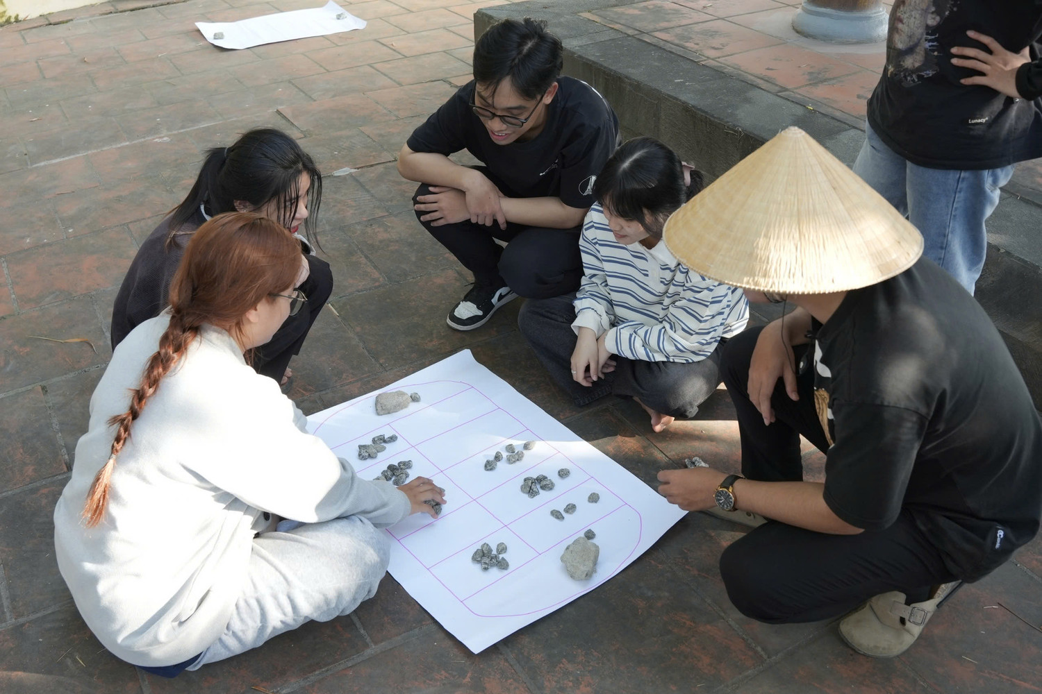 Nhiều hoạt động thú vị tại làng cổ giúp nhiều bạn trẻ, du khách có những phút giây thư giản, vui vẻ khi đến đây tham quan. Nhiều hoạt động thú vị tại làng cổ giúp nhiều bạn trẻ, du khách có những phút giây thư giản, vui vẻ khi đến đây tham quan.