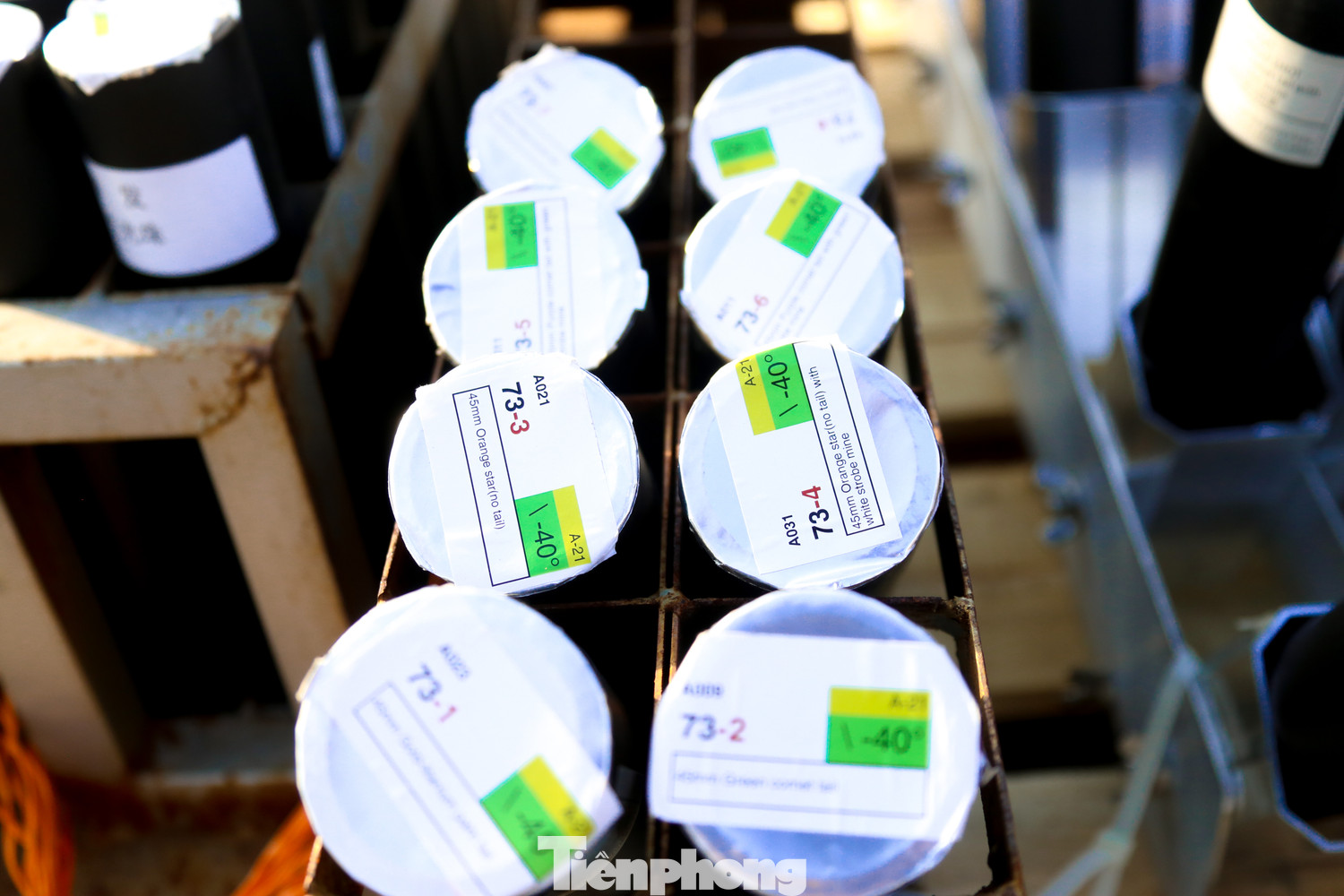 Công tác sắp đặt pháo vào được thực hiện tỉ mỉ, yêu cầu độ chính xác, an toàn cao nhất và được bảo vệ nghiêm ngặt. Công tác sắp đặt pháo vào được thực hiện tỉ mỉ, yêu cầu độ chính xác, an toàn cao nhất và được bảo vệ nghiêm ngặt.
