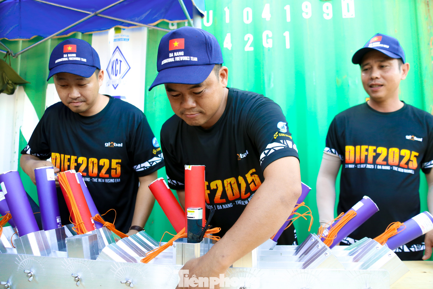 Hai đội thi mở màn Việt Nam và Phần Lan đã sẵn sàng cho đêm khai mạc với chủ đề "Tinh hoa văn hóa". Đội Đà Nẵng sẽ tái hiện bản sắc Việt qua một màn trình diễn đậm đà tinh thần dân tộc, trong khi đương kim vô địch Phần Lan mang đến vẻ đẹp huyền ảo của cực quang Bắc Âu, thắp sáng bầu trời sông Hàn. Hai đội thi mở màn Việt Nam và Phần Lan đã sẵn sàng cho đêm khai mạc với chủ đề "Tinh hoa văn hóa". Đội Đà Nẵng sẽ tái hiện bản sắc Việt qua một màn trình diễn đậm đà tinh thần dân tộc, trong khi đương kim vô địch Phần Lan mang đến vẻ đẹp huyền ảo của cực quang Bắc Âu, thắp sáng bầu trời sông Hàn.