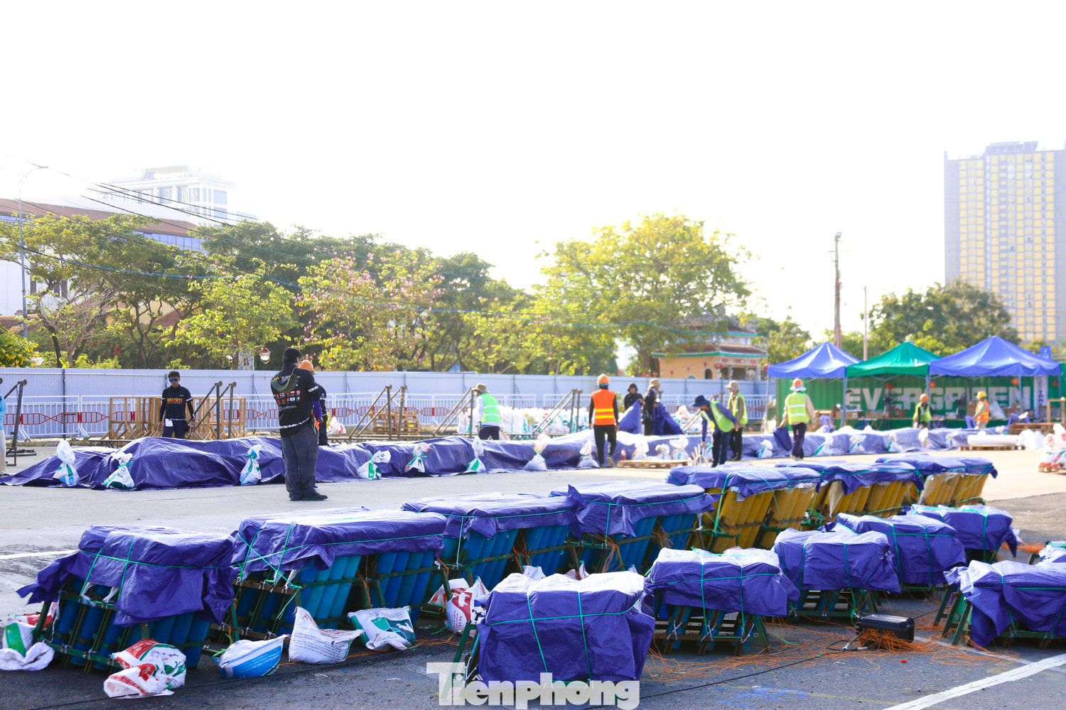 Hiện nay, khu vực bố trí trận địa pháo hoa trên đường Bạch Đằng (quận Hải Châu, Đà Nẵng) không khí chuẩn bị diễn ra khẩn trương. Hàng chục kỹ thuật viên từ các đội tham gia Lễ hội Pháo hoa Quốc tế Đà Nẵng (DIFF 2025) đang gấp rút hoàn thiện những công đoạn cuối cùng. Hiện nay, khu vực bố trí trận địa pháo hoa trên đường Bạch Đằng (quận Hải Châu, Đà Nẵng) không khí chuẩn bị diễn ra khẩn trương. Hàng chục kỹ thuật viên từ các đội tham gia Lễ hội Pháo hoa Quốc tế Đà Nẵng (DIFF 2025) đang gấp rút hoàn thiện những công đoạn cuối cùng.