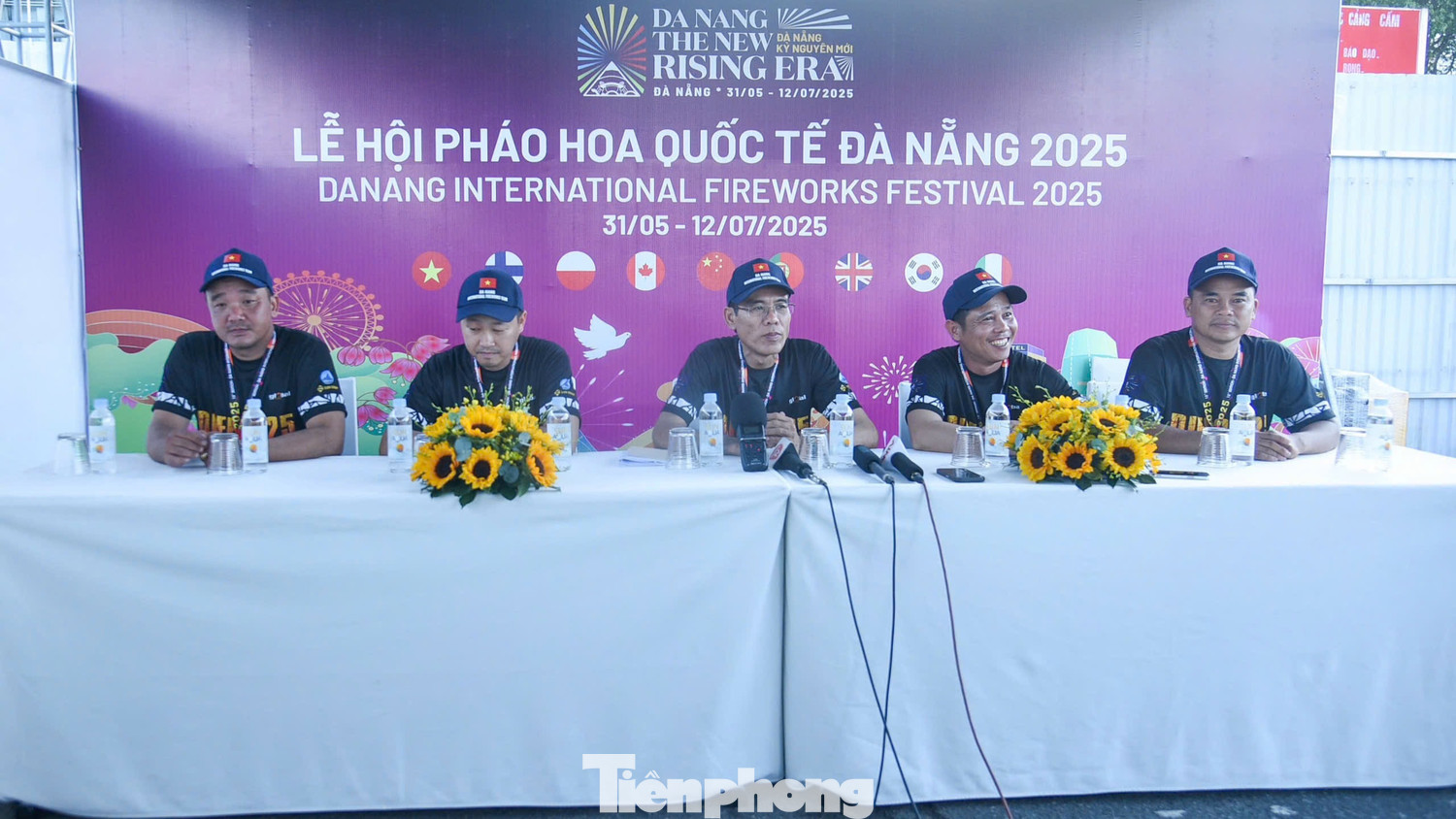 Ông Nghĩa Hoàng - Đội trưởng Đội pháo hoa quốc tế Đà Nẵng - chia sẻ: "Thông qua những giai điệu âm nhạc và sắc màu rực rỡ của pháo hoa, chúng tôi mong muốn giới thiệu tới bạn bè quốc tế một nền văn hóa tiên tiến, đậm đà bản sắc Việt Nam, biểu tượng của tinh thần đổi mới, hội nhập, của thành phố lễ hội, hòa bình, sáng tạo và kết nối trên bản đồ du lịch quốc tế". Ông Nghĩa Hoàng - Đội trưởng Đội pháo hoa quốc tế Đà Nẵng - chia sẻ: "Thông qua những giai điệu âm nhạc và sắc màu rực rỡ của pháo hoa, chúng tôi mong muốn giới thiệu tới bạn bè quốc tế một nền văn hóa tiên tiến, đậm đà bản sắc Việt Nam, biểu tượng của tinh thần đổi mới, hội nhập, của thành phố lễ hội, hòa bình, sáng tạo và kết nối trên bản đồ du lịch quốc tế".