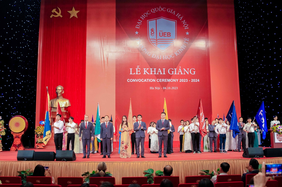 Sinh viên Trường Đại học Kinh tế - ĐHQGHN trong lễ tốt nghiệp năm học 2023-2024.