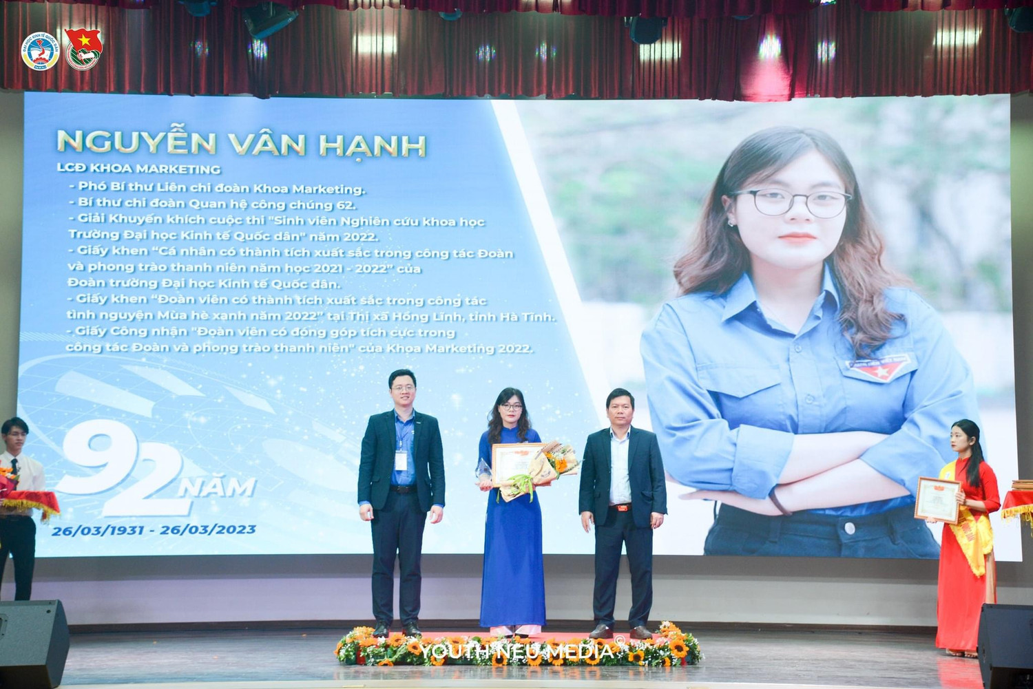 Vân Hạnh cùng các thành viên Liên chi đoàn Khoa Marketing, Trường Đại học Kinh tế Quốc dân.