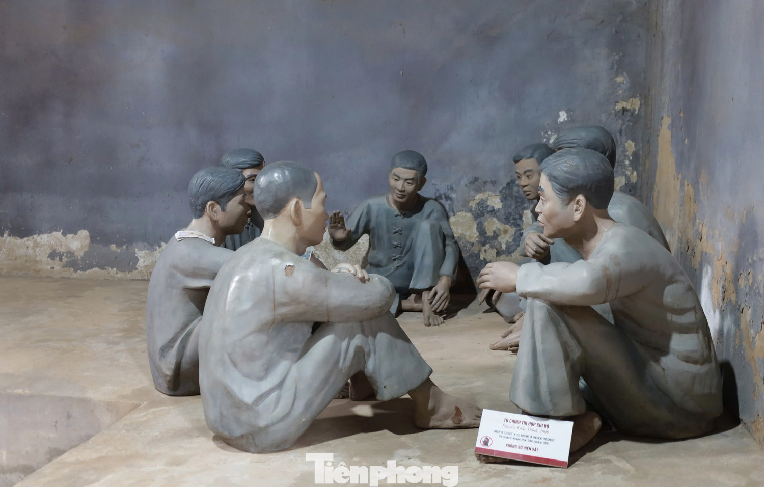 Nhiều đồng chí là Ủy viên Trung ương, Xứ ủy, Thành ủy và cán bộ cốt cán tiêu biểu của Đảng bị giam giữ ở nhà tù Sơn La, như: Lê Duẩn, Trường Chinh, Nguyễn Lương Bằng, Văn Tiến Dũng, Trần Quốc Hoàn, Lê Thanh Nghị, Mai Chí Thọ... Nhiều đồng chí là Ủy viên Trung ương, Xứ ủy, Thành ủy và cán bộ cốt cán tiêu biểu của Đảng bị giam giữ ở nhà tù Sơn La, như: Lê Duẩn, Trường Chinh, Nguyễn Lương Bằng, Văn Tiến Dũng, Trần Quốc Hoàn, Lê Thanh Nghị, Mai Chí Thọ...