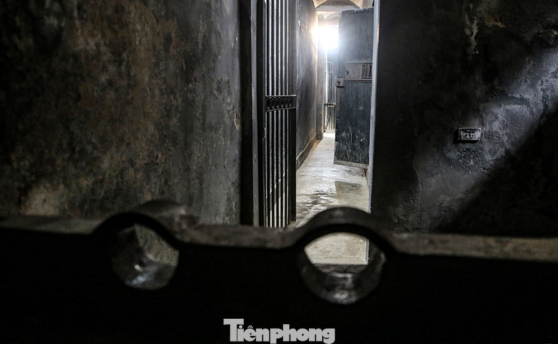 Thông tin tại di tích nêu: Cuối thế kỷ XIX, thực dân Pháp đã thiết lập bộ máy cai trị trên vùng Tây Bắc. Đầu năm 1908, chúng cho xây dựng nhà tù Sơn La trên đồi Khau Cả (tổ 9, phường Tô Hiệu, TP. Sơn La, tỉnh Sơn La). Qua 3 lần xây dựng và mở rộng, nhà tù Sơn La có tổng diện tích là 2.184m2, với 49 phòng giam lớn, nhỏ khác nhau. Thông tin tại di tích nêu: Cuối thế kỷ XIX, thực dân Pháp đã thiết lập bộ máy cai trị trên vùng Tây Bắc. Đầu năm 1908, chúng cho xây dựng nhà tù Sơn La trên đồi Khau Cả (tổ 9, phường Tô Hiệu, TP. Sơn La, tỉnh Sơn La). Qua 3 lần xây dựng và mở rộng, nhà tù Sơn La có tổng diện tích là 2.184m2, với 49 phòng giam lớn, nhỏ khác nhau.